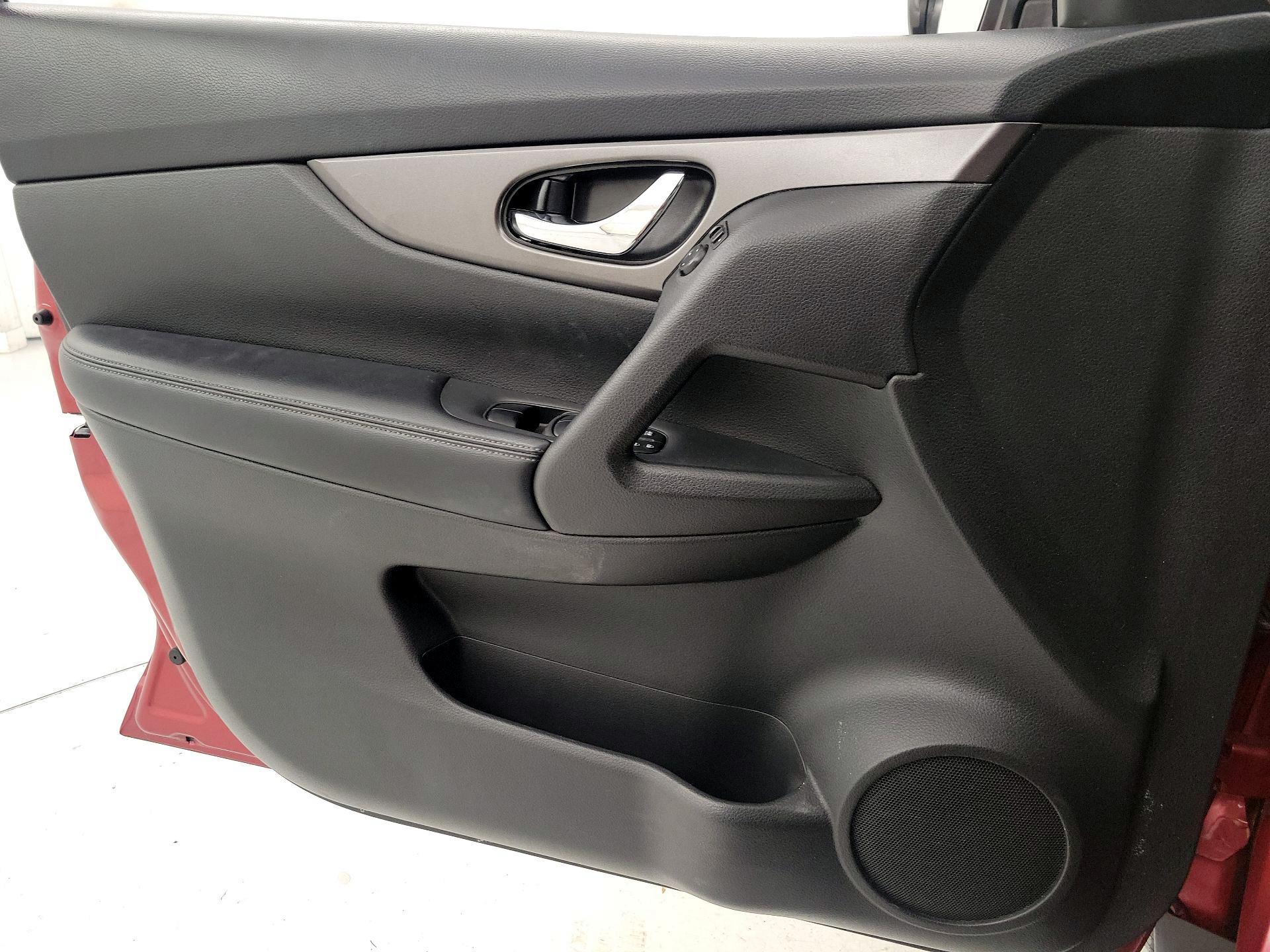 Thumbnail: 2016 Nissan Rogue - 12