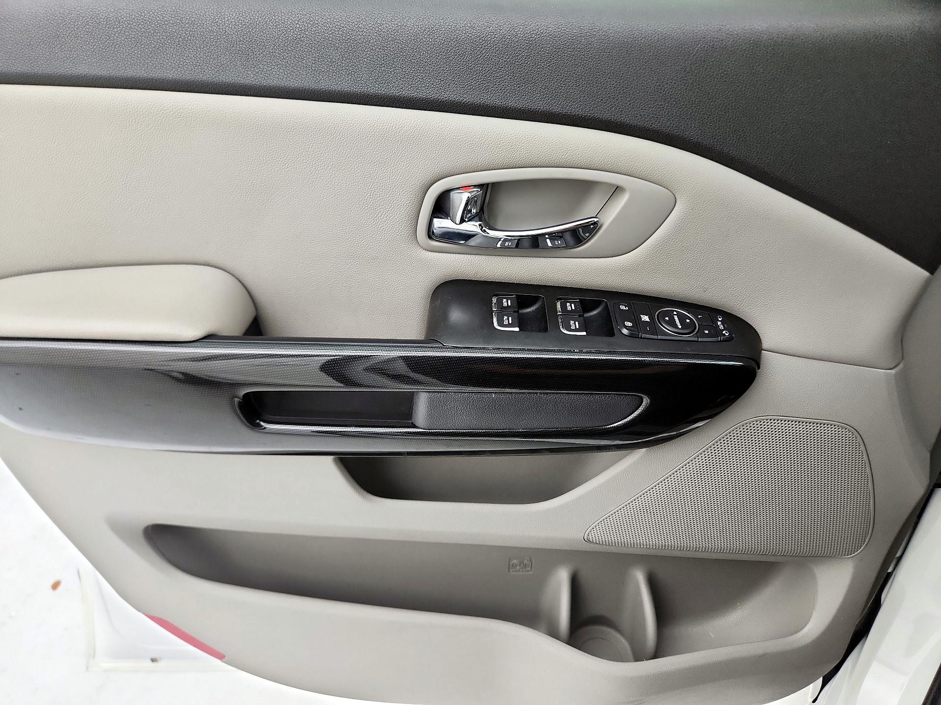 Thumbnail: 2017 Kia Sedona - 12