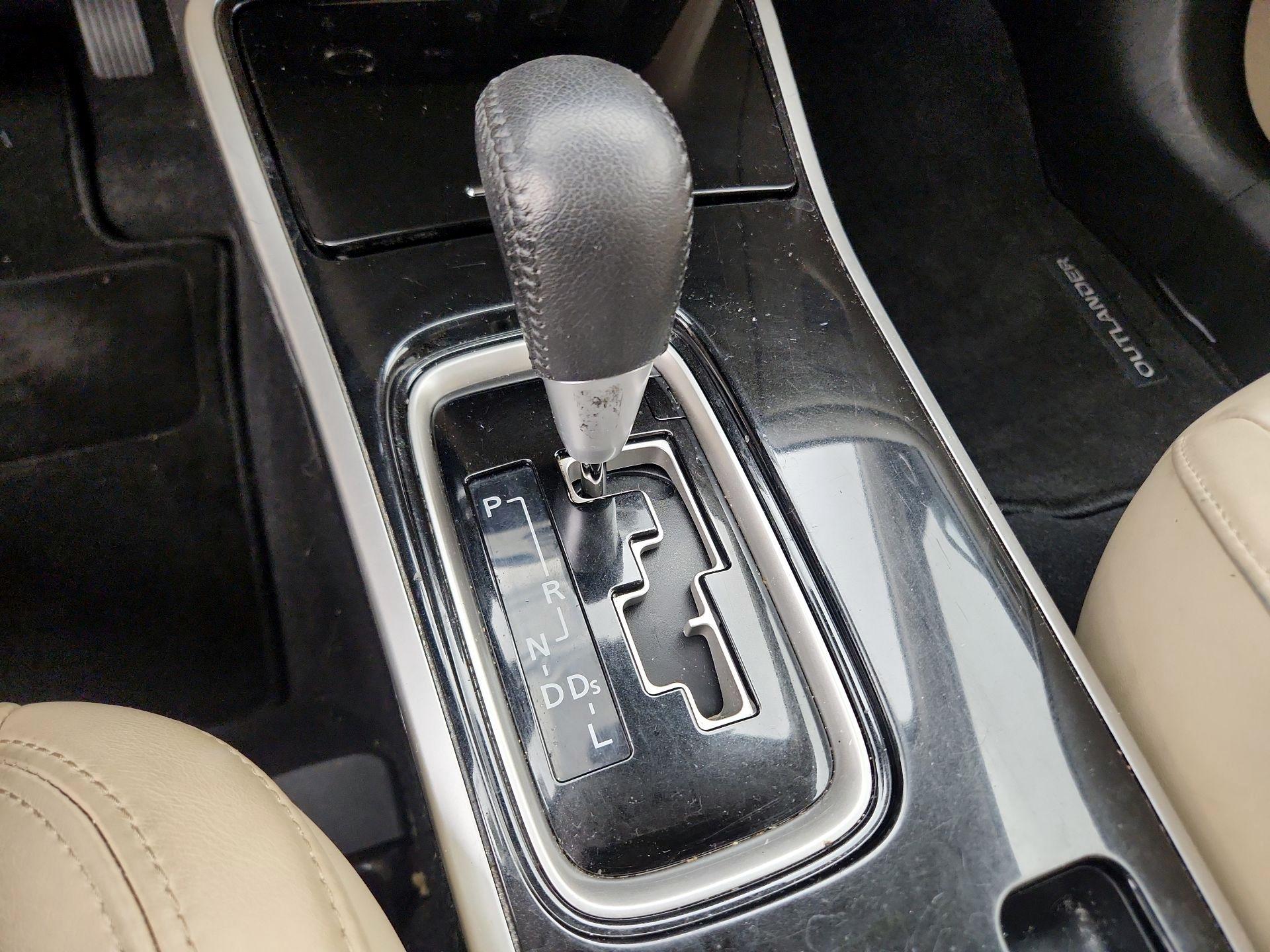 Thumbnail: 2019 Mitsubishi Outlander - 17