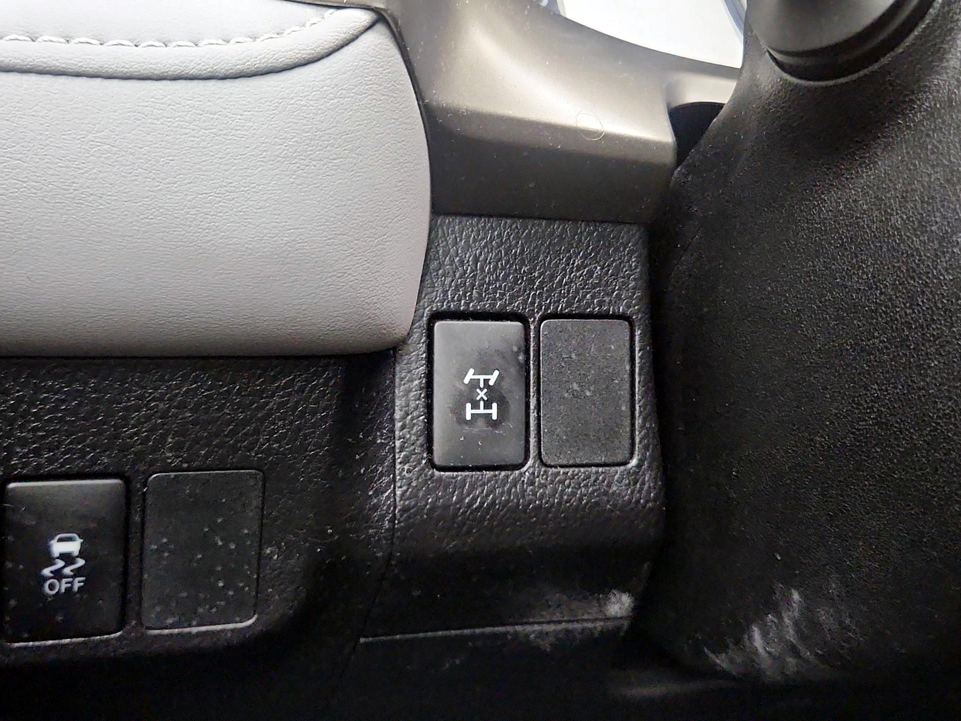 Thumbnail: 2015 Toyota RAV4 - 13