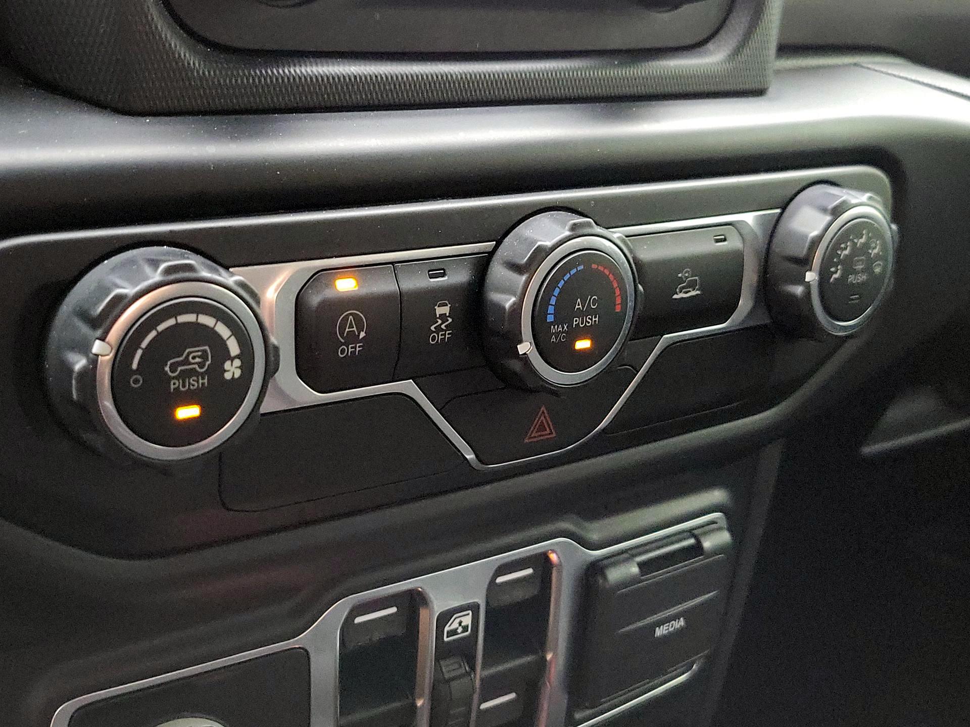 Thumbnail: 2020 Jeep Gladiator - 16