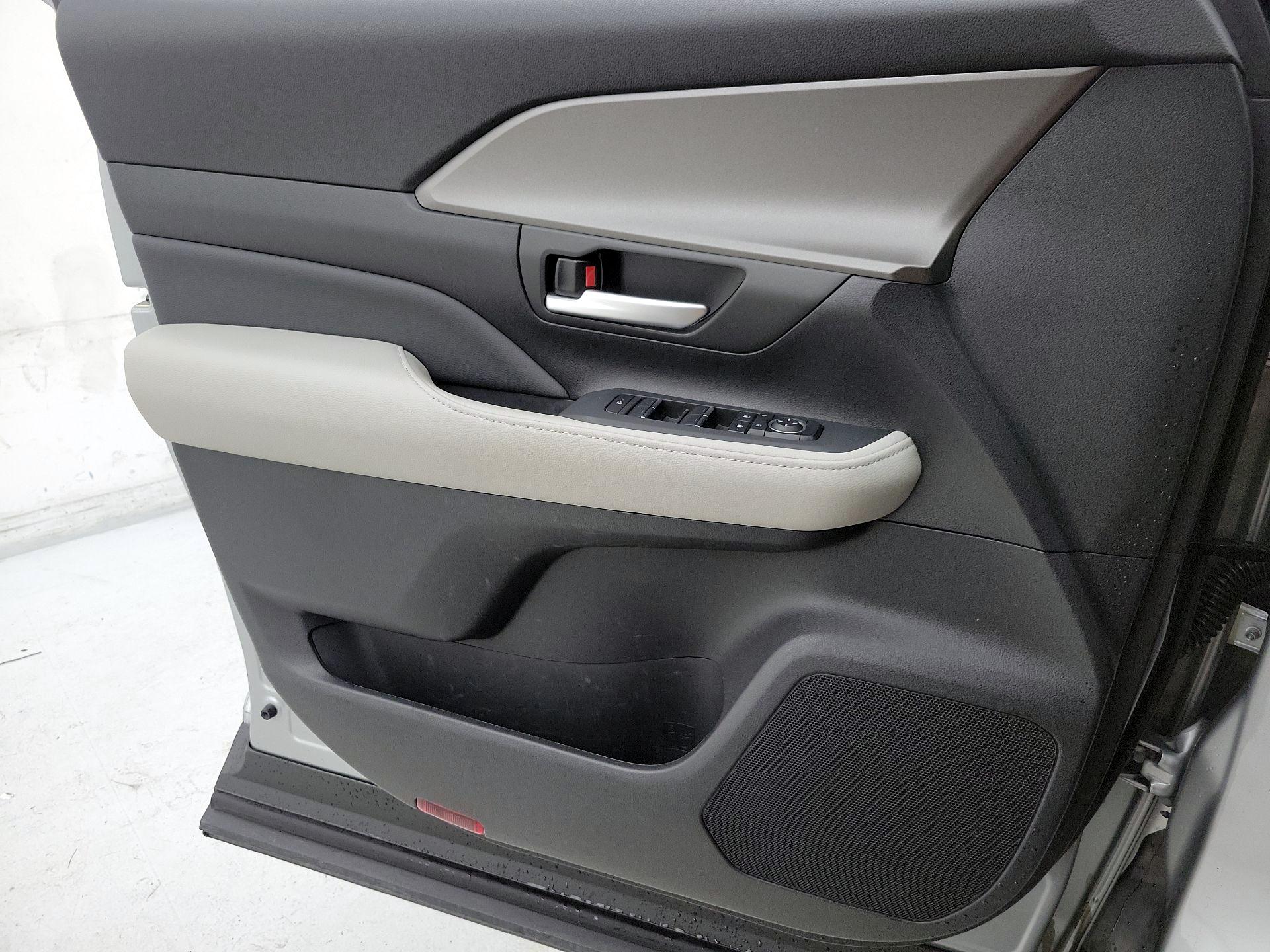 Thumbnail: 2026 Toyota Highlander - 12