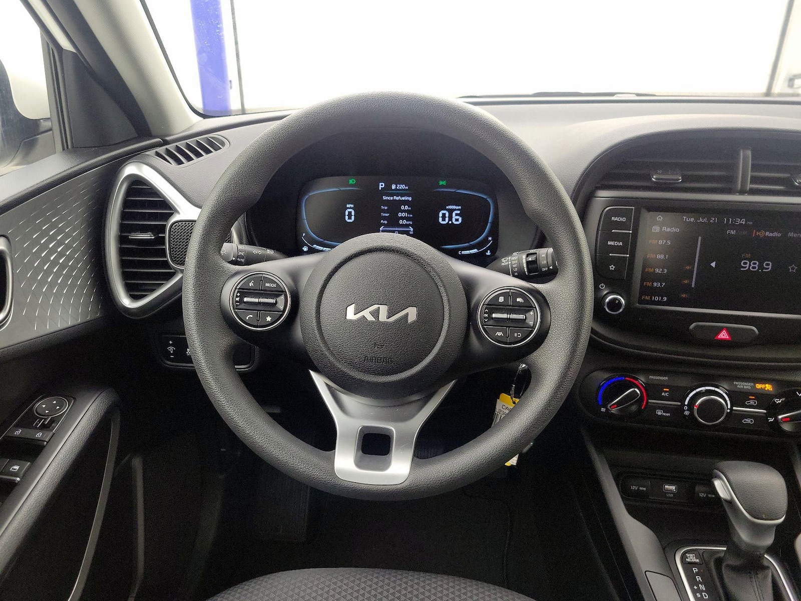 2023 Kia Soul LX - Photo 11