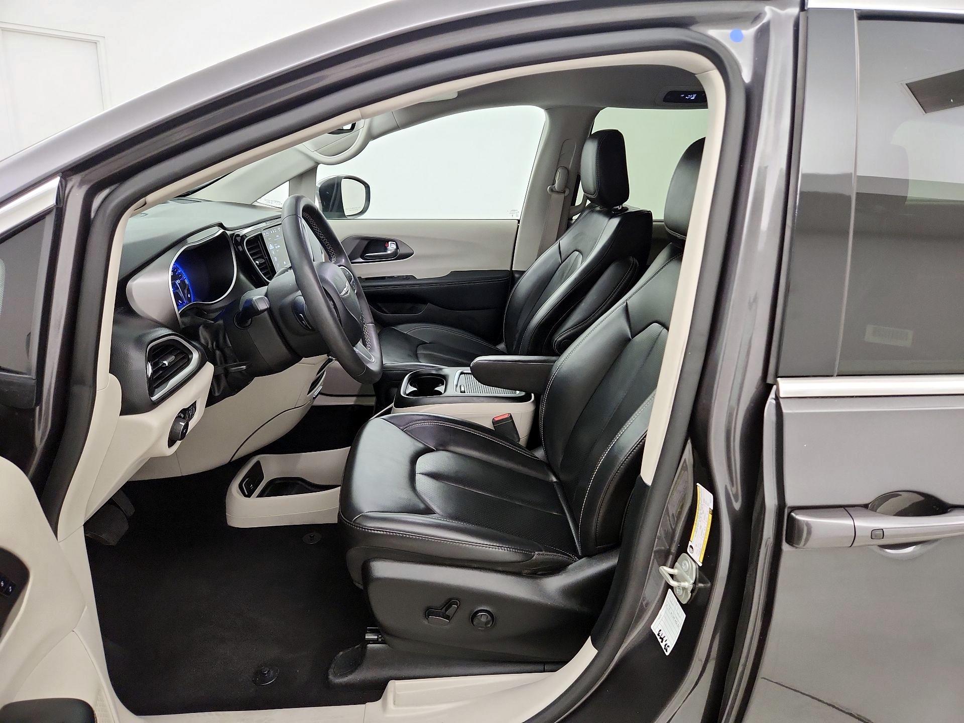 Thumbnail: 2023 Chrysler Pacifica - 9