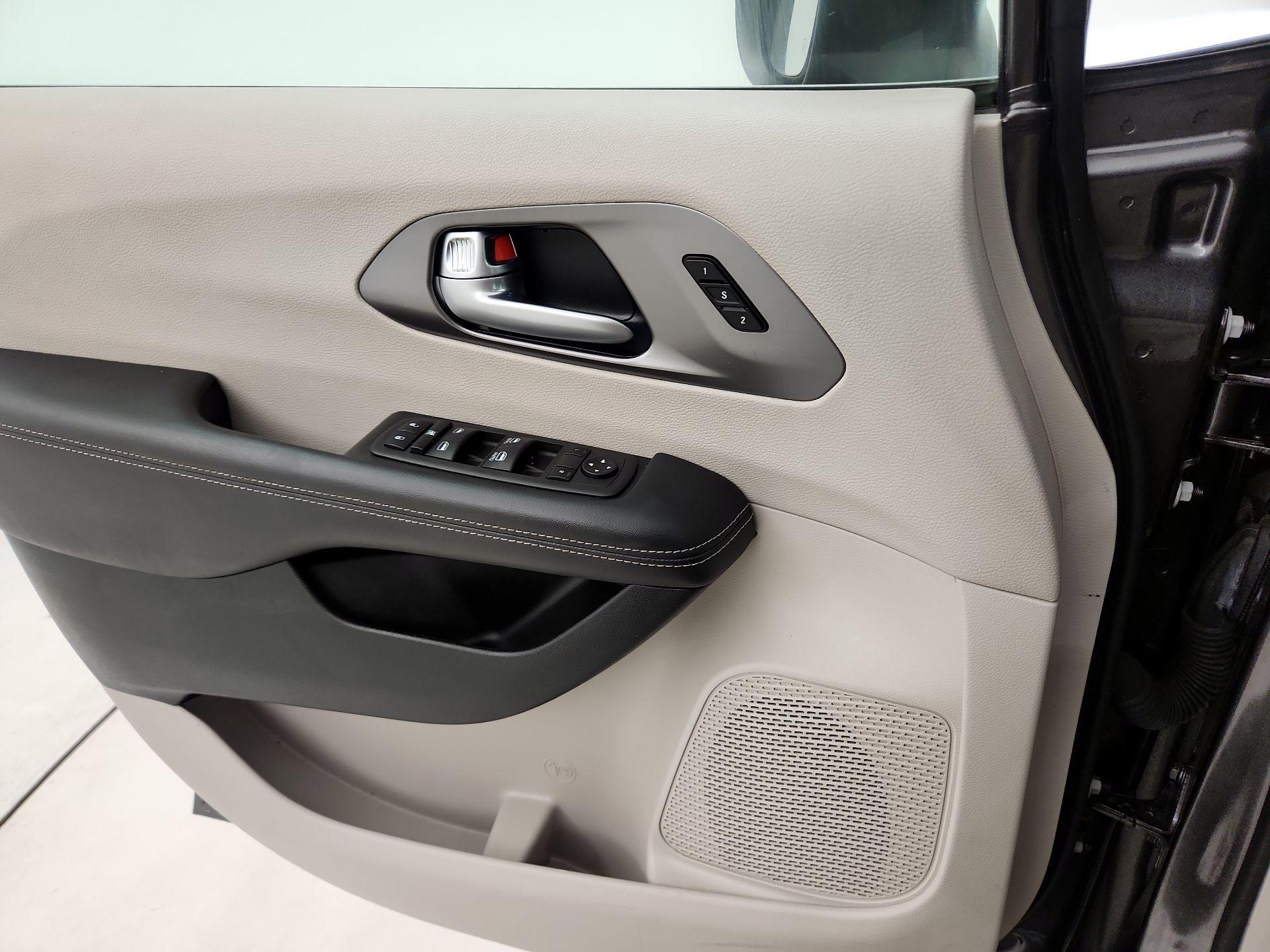 Thumbnail: 2023 Chrysler Pacifica - 10