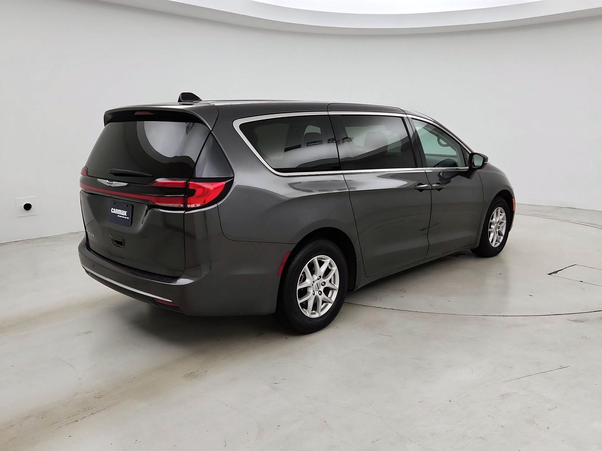 Thumbnail: 2023 Chrysler Pacifica - 5