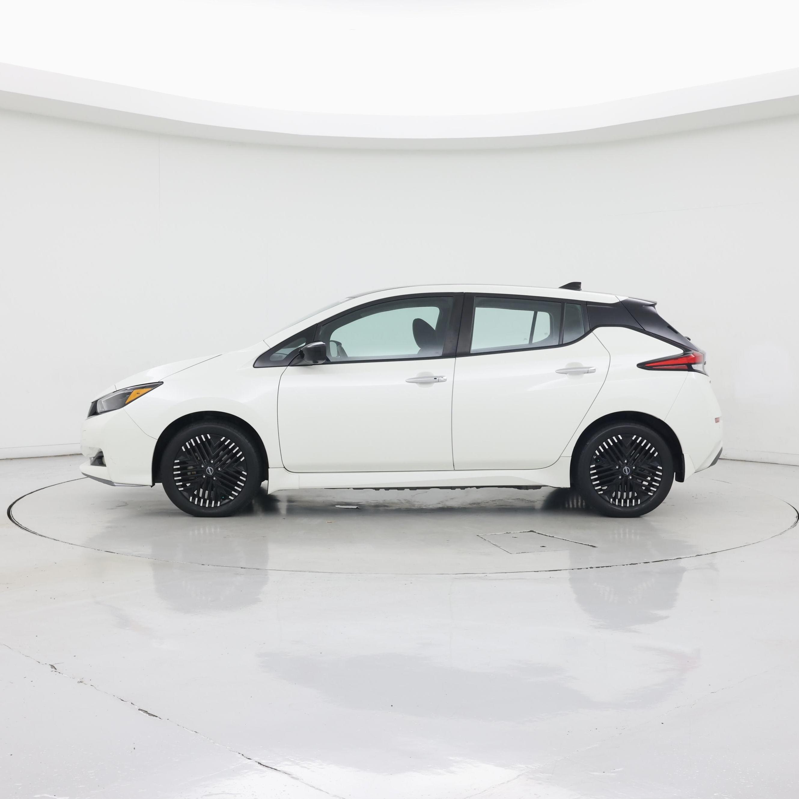 Thumbnail: 2023 Nissan Leaf - 3