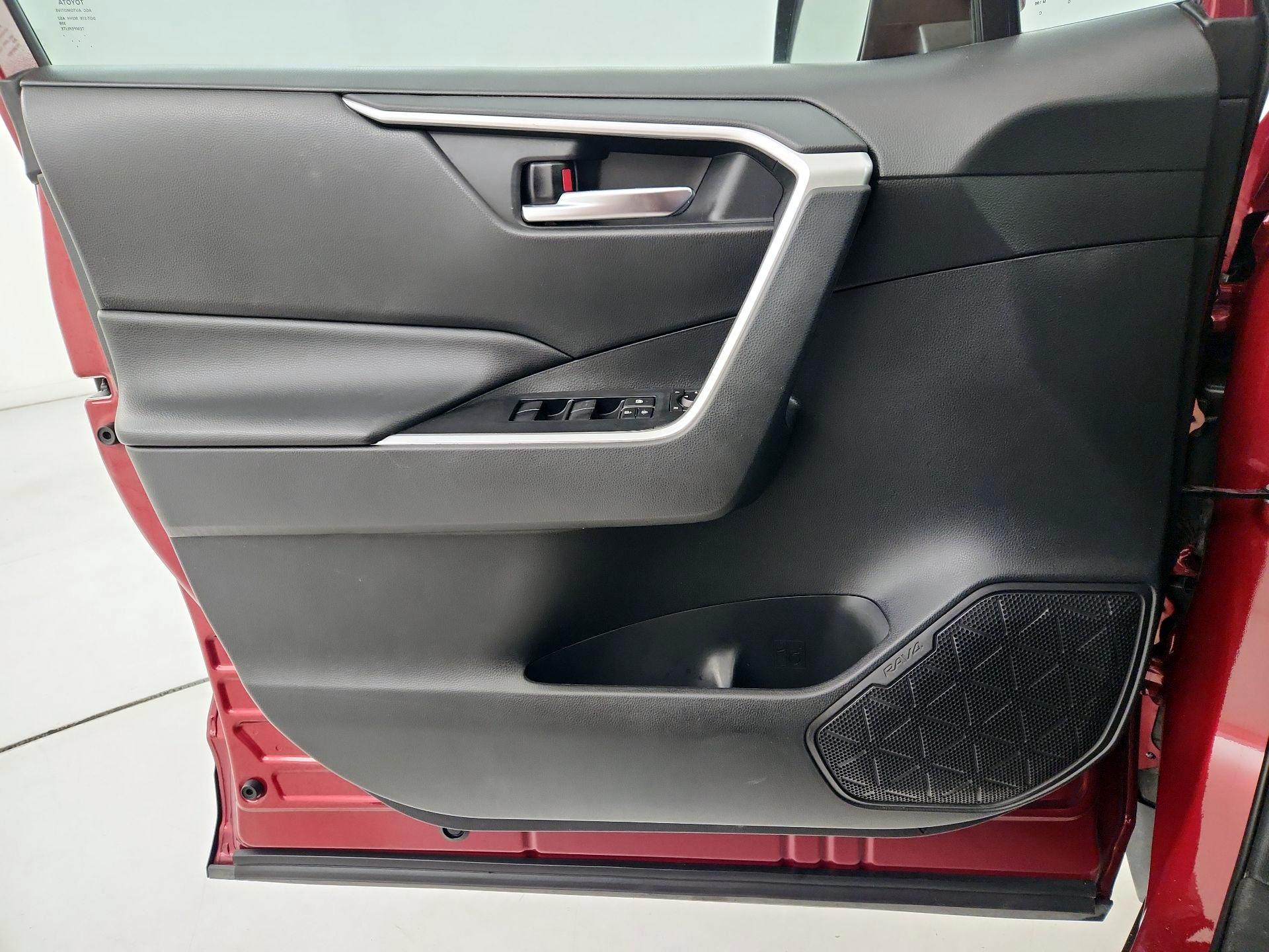 Thumbnail: 2019 Toyota RAV4 - 12