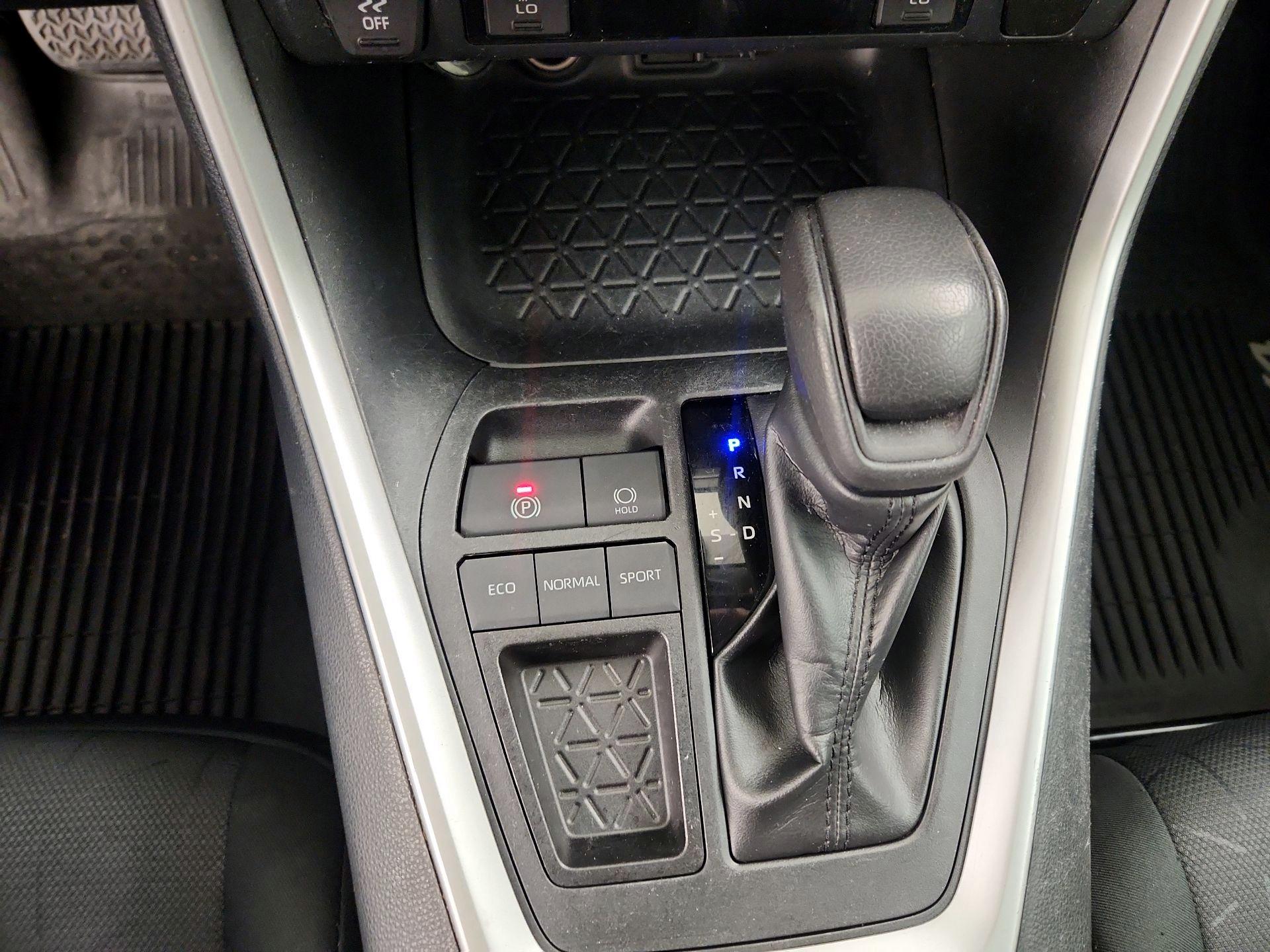 Thumbnail: 2019 Toyota RAV4 - 17