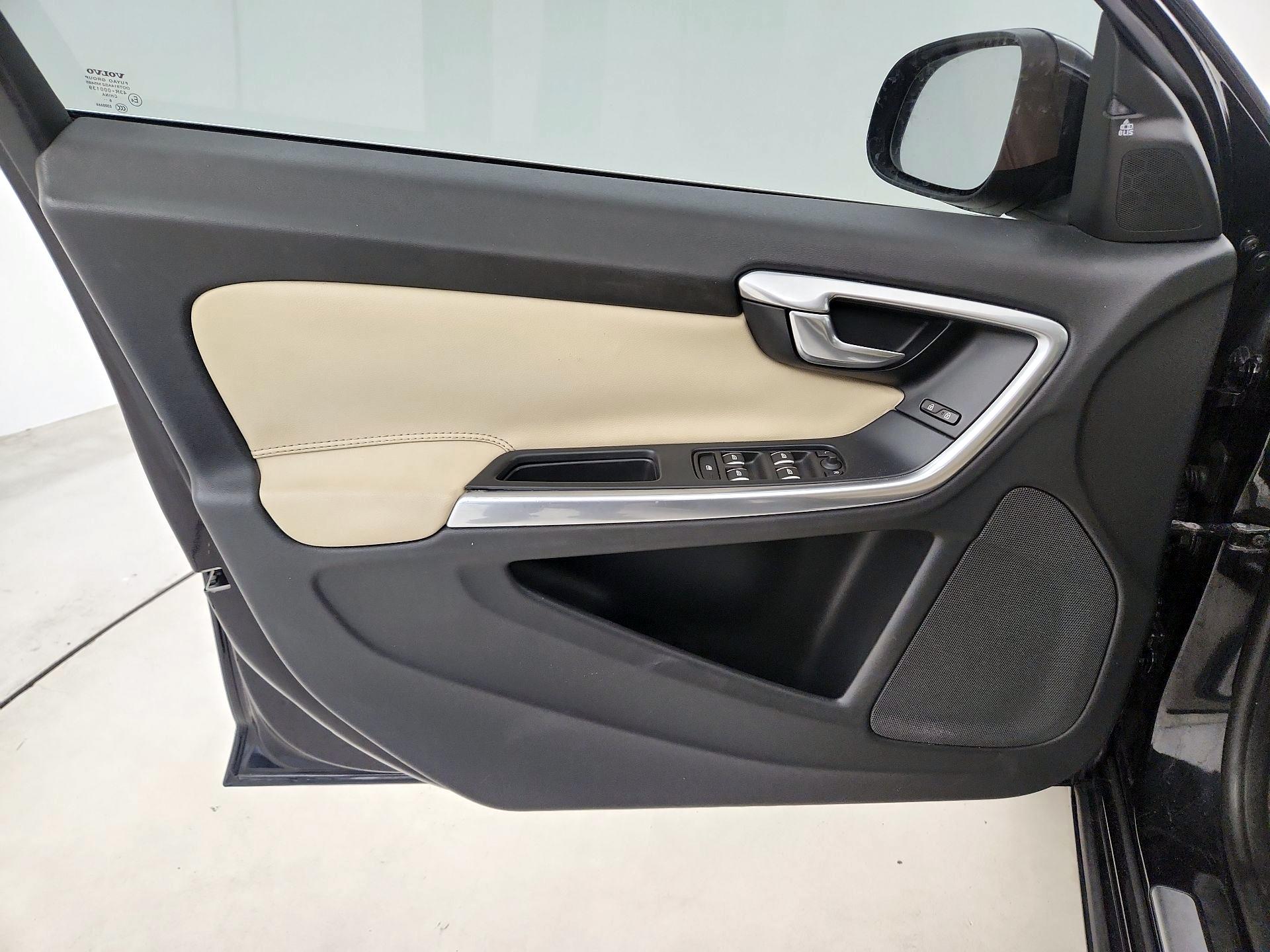 Thumbnail: 2017 Volvo S60 - 10