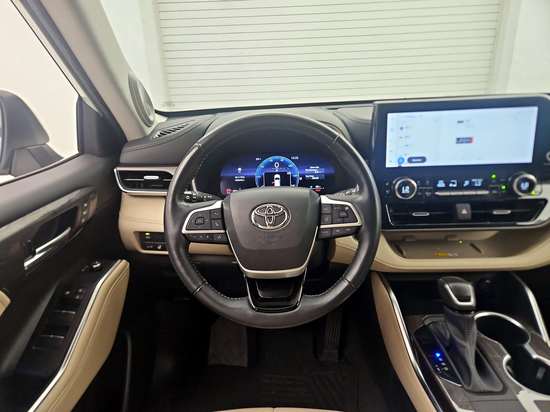 Thumbnail: 2023 Toyota Highlander - 10