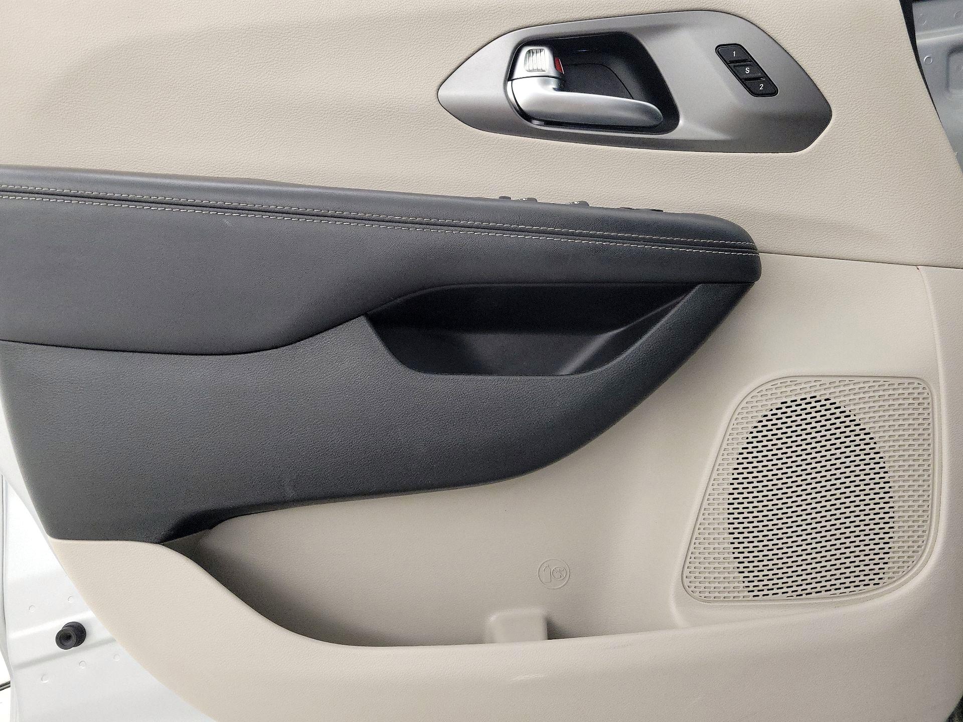 Thumbnail: 2023 Chrysler Pacifica - 12