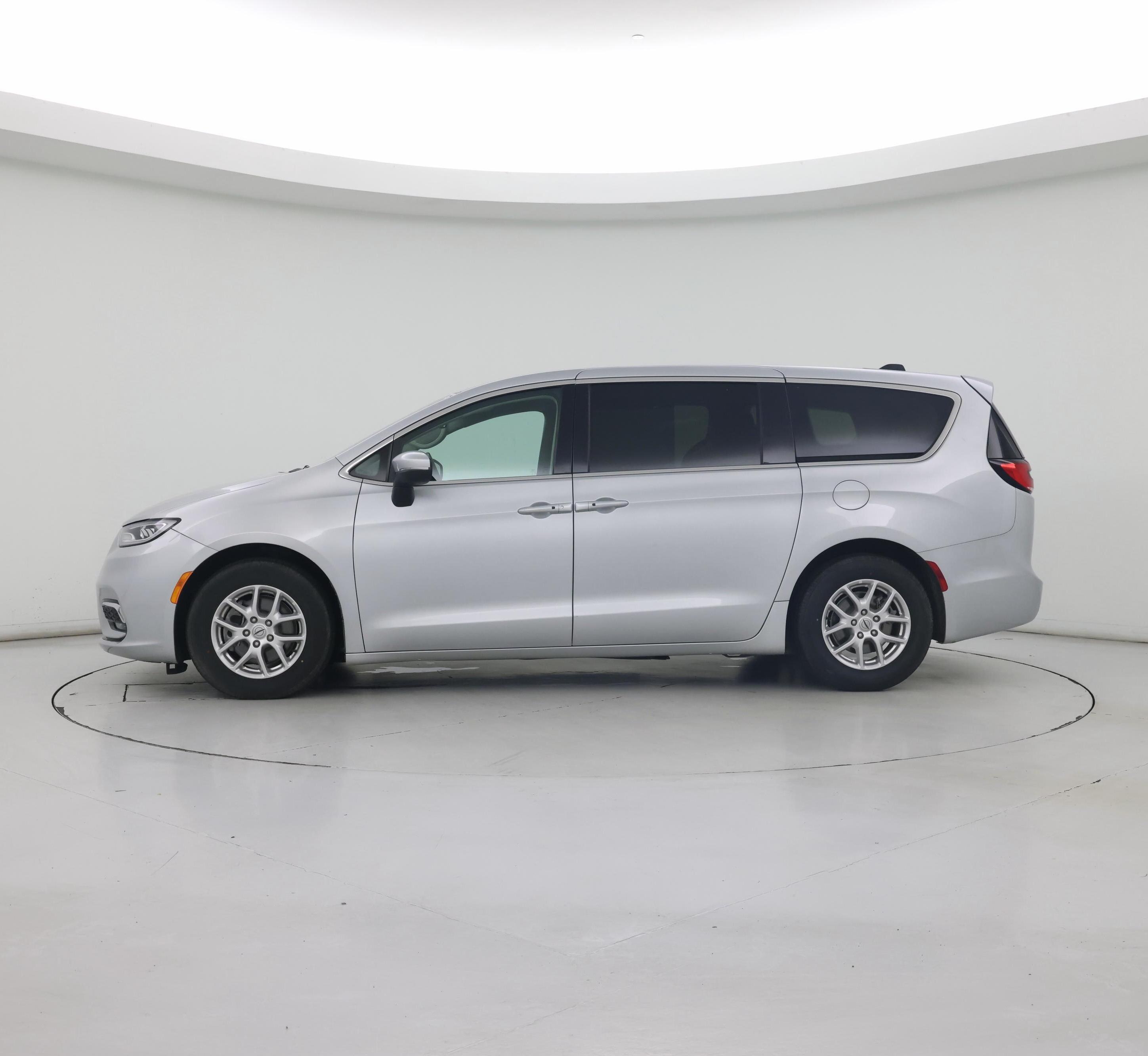 Thumbnail: 2023 Chrysler Pacifica - 3