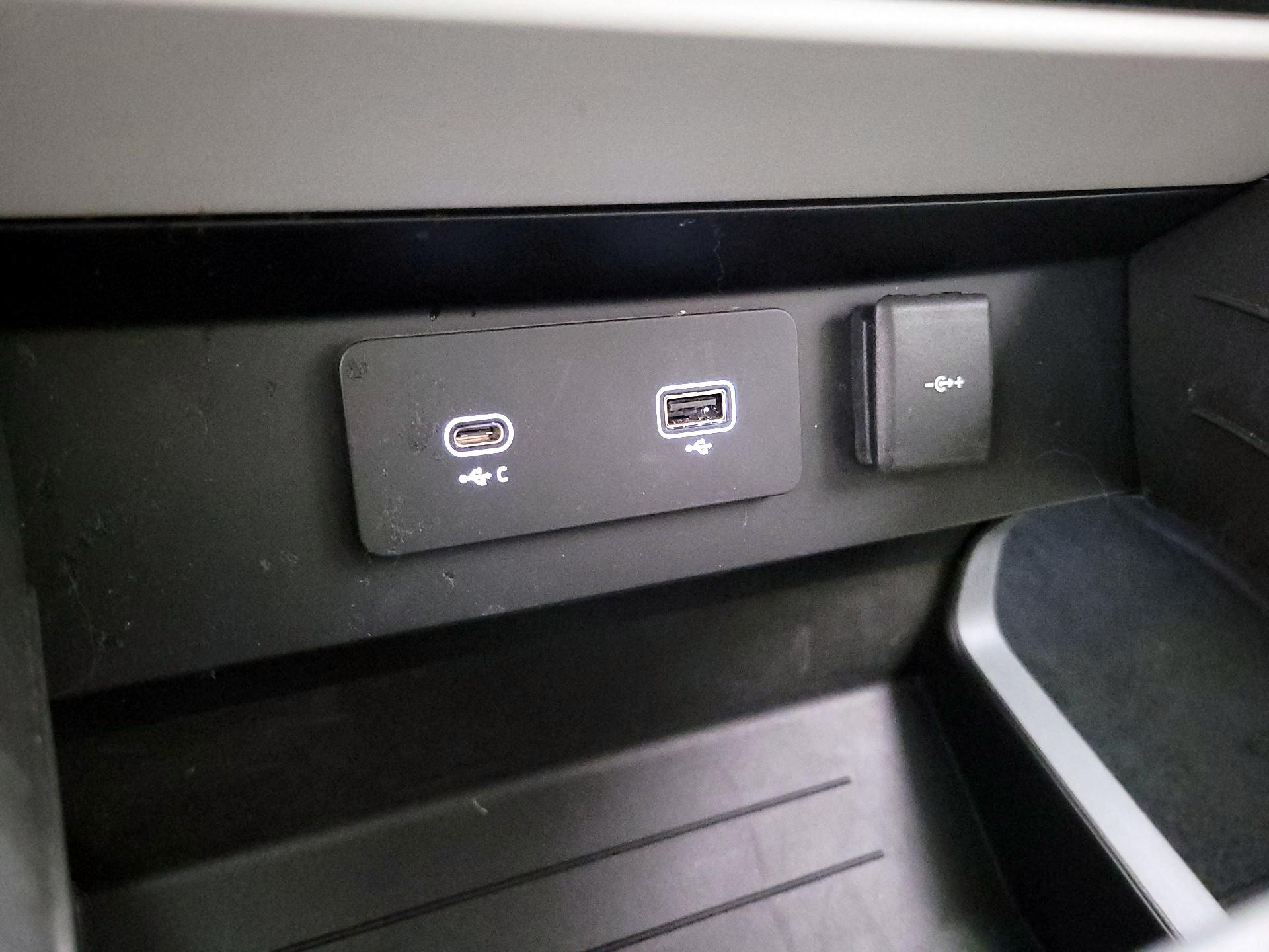 Thumbnail: 2023 Land Rover Defender - 19