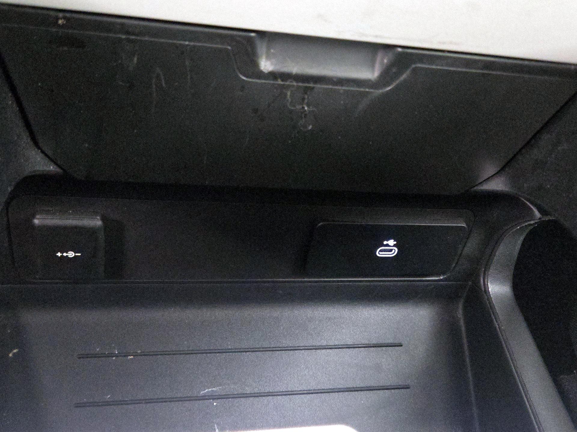 Thumbnail: 2025 Land Rover Defender - 18