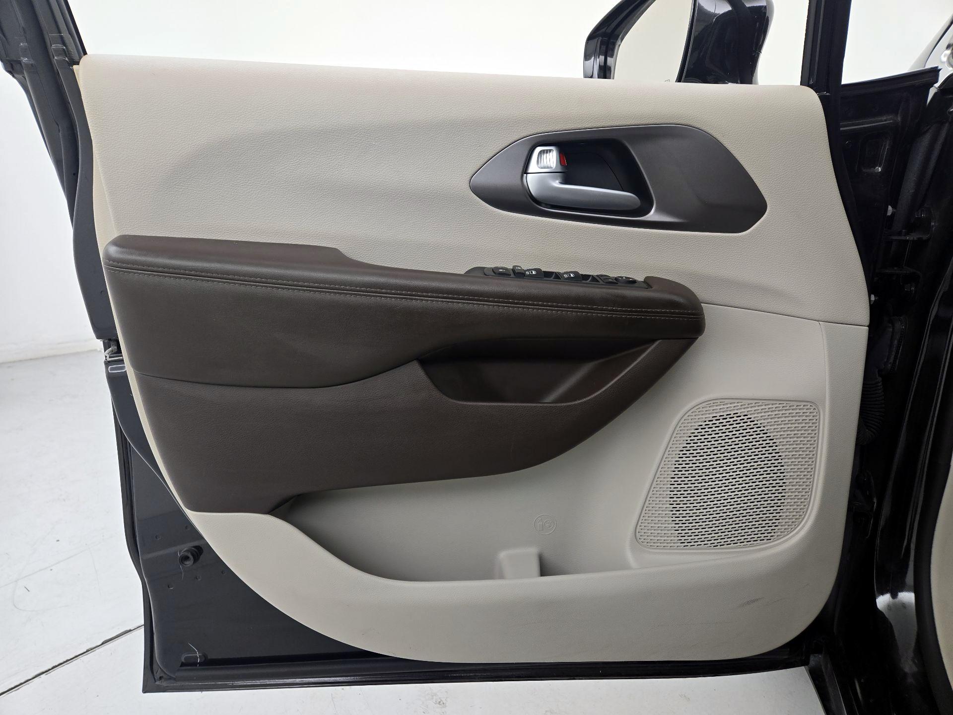 Thumbnail: 2019 Chrysler Pacifica - 12