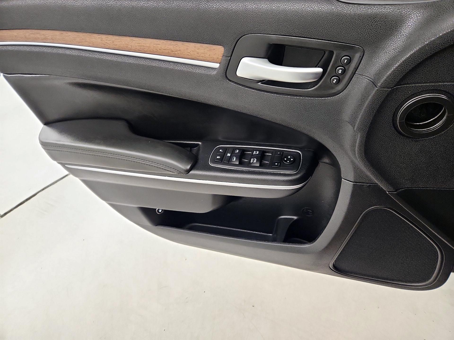 Thumbnail: 2018 Chrysler 300 - 12