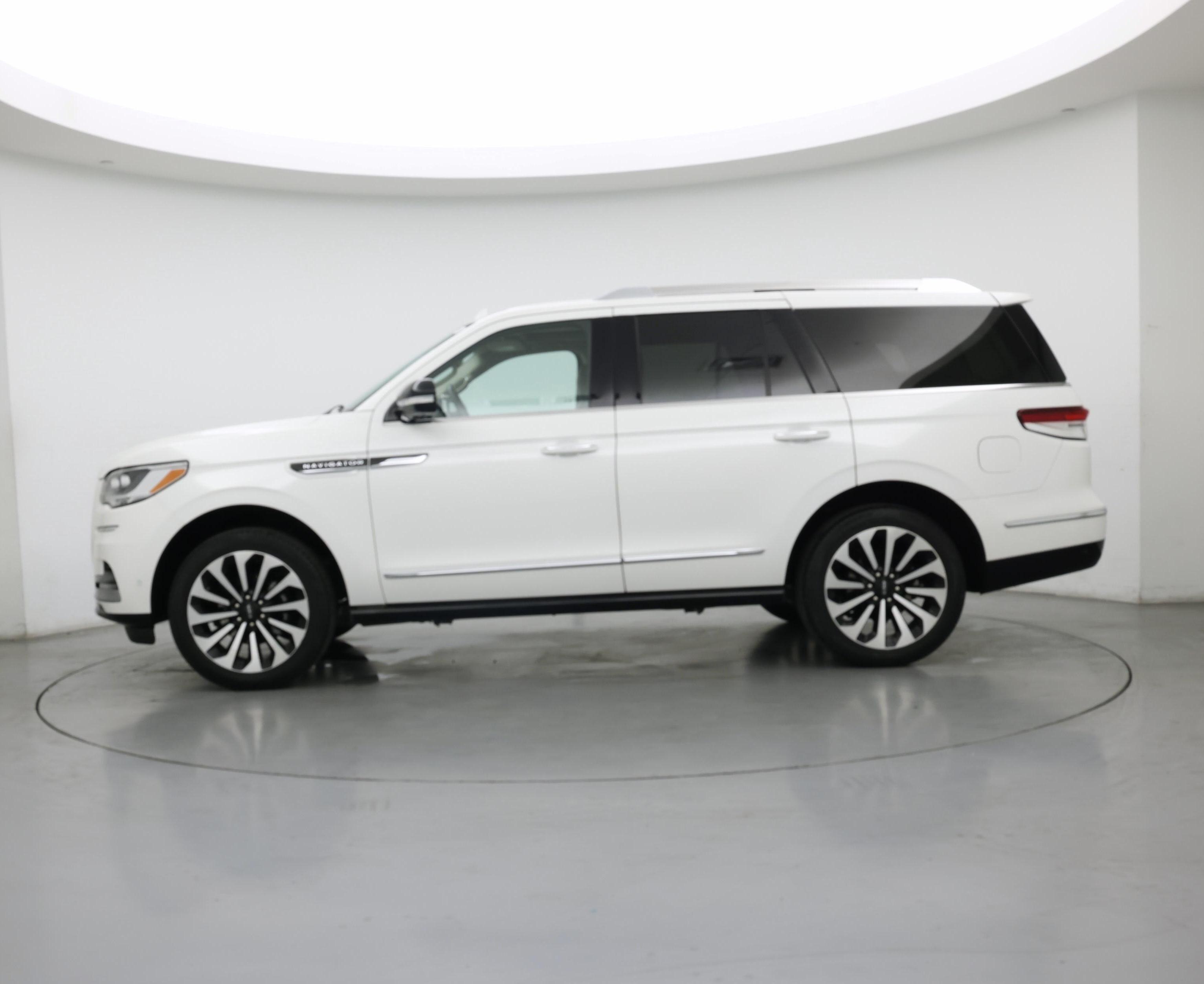 Thumbnail: 2023 Lincoln Navigator - 3
