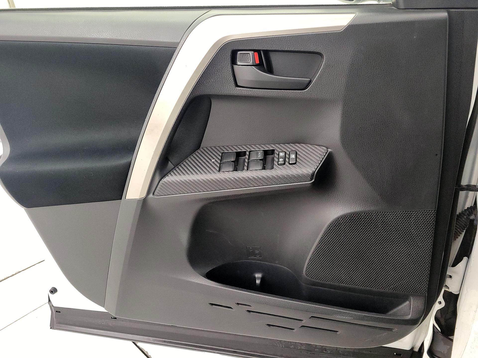 Thumbnail: 2015 Toyota RAV4 - 12