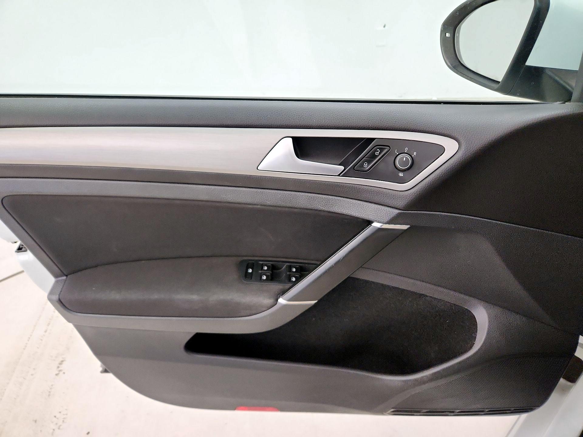 Thumbnail: 2016 Volkswagen Golf - 12