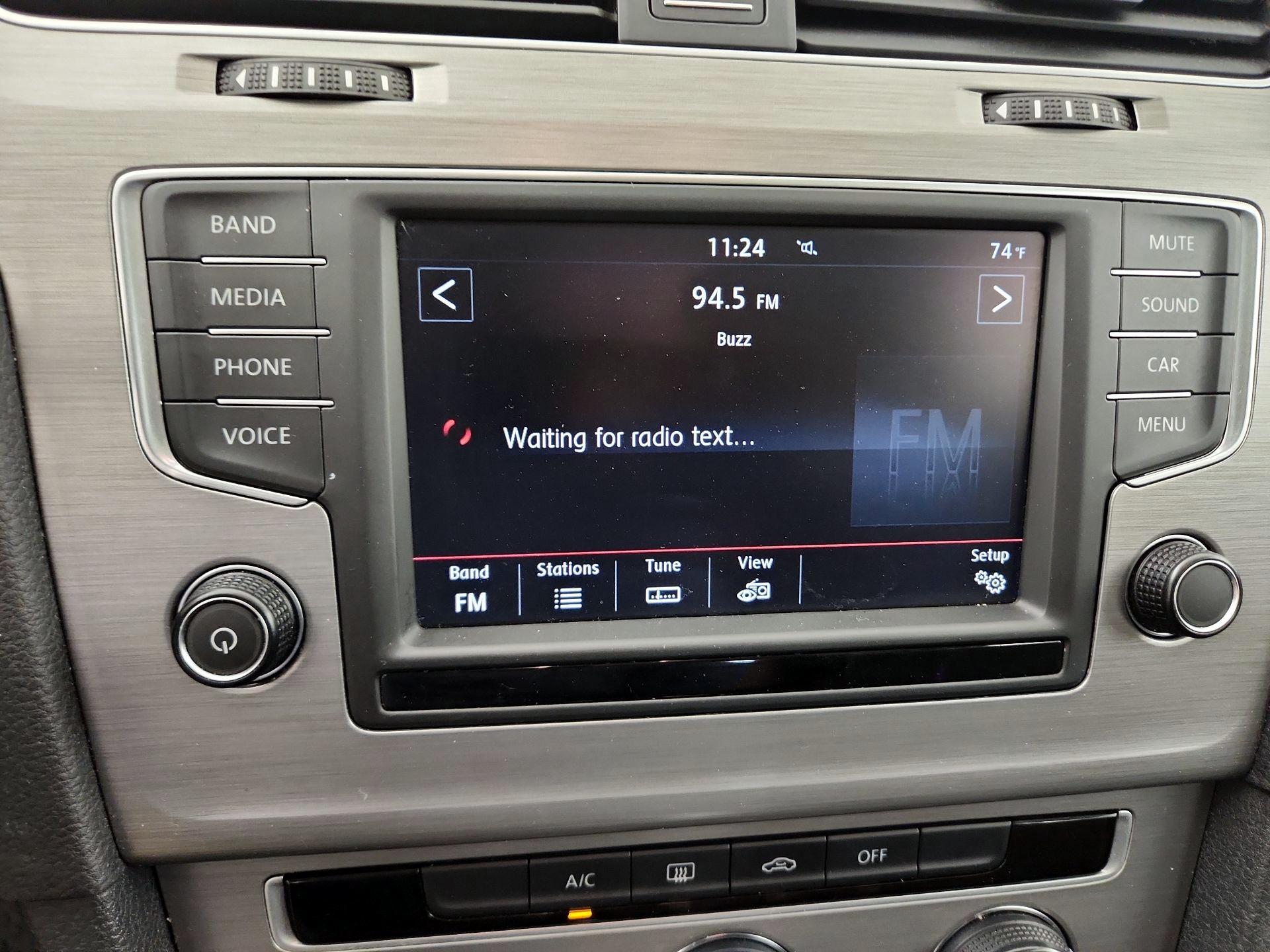 Thumbnail: 2016 Volkswagen Golf - 14