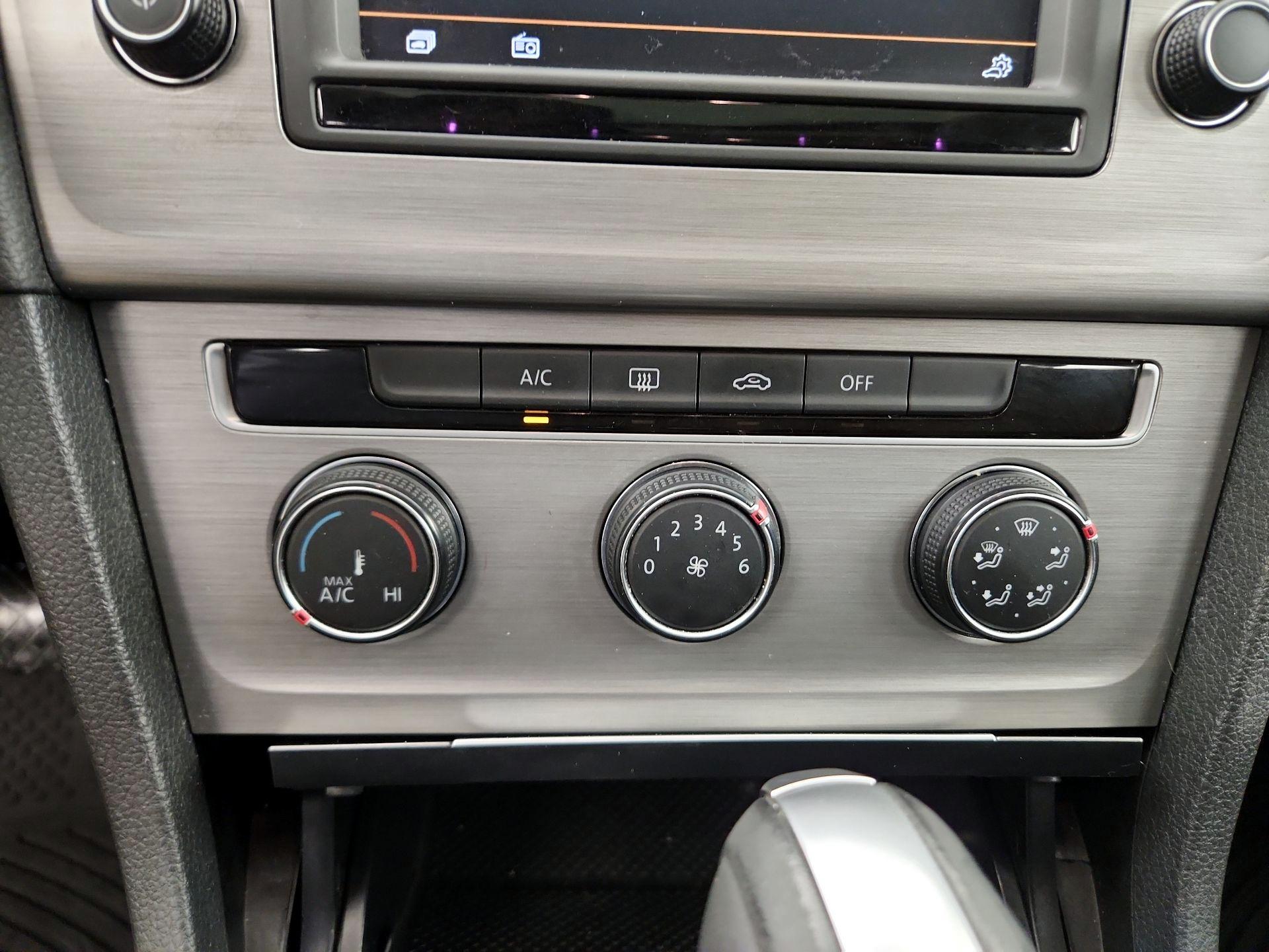 Thumbnail: 2016 Volkswagen Golf - 15