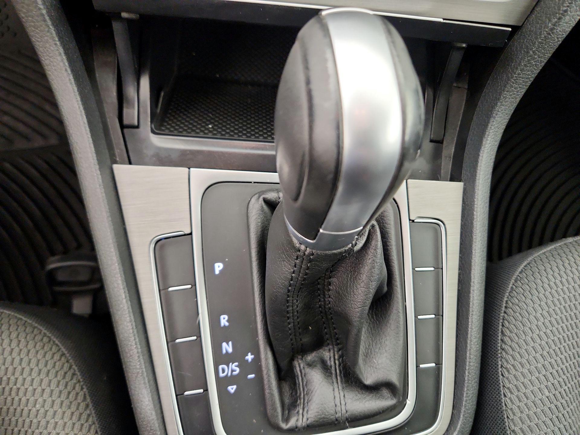 Thumbnail: 2016 Volkswagen Golf - 16