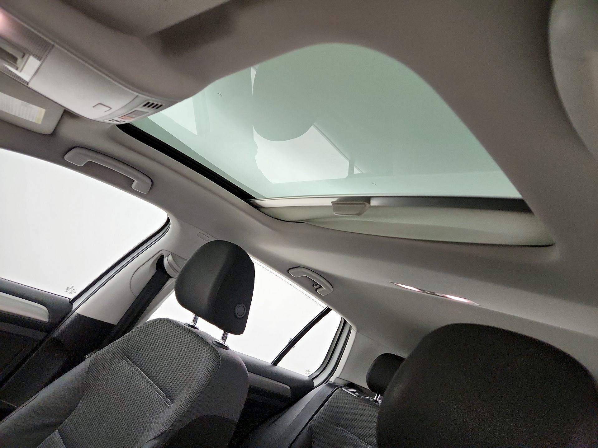 Thumbnail: 2016 Volkswagen Golf - 18