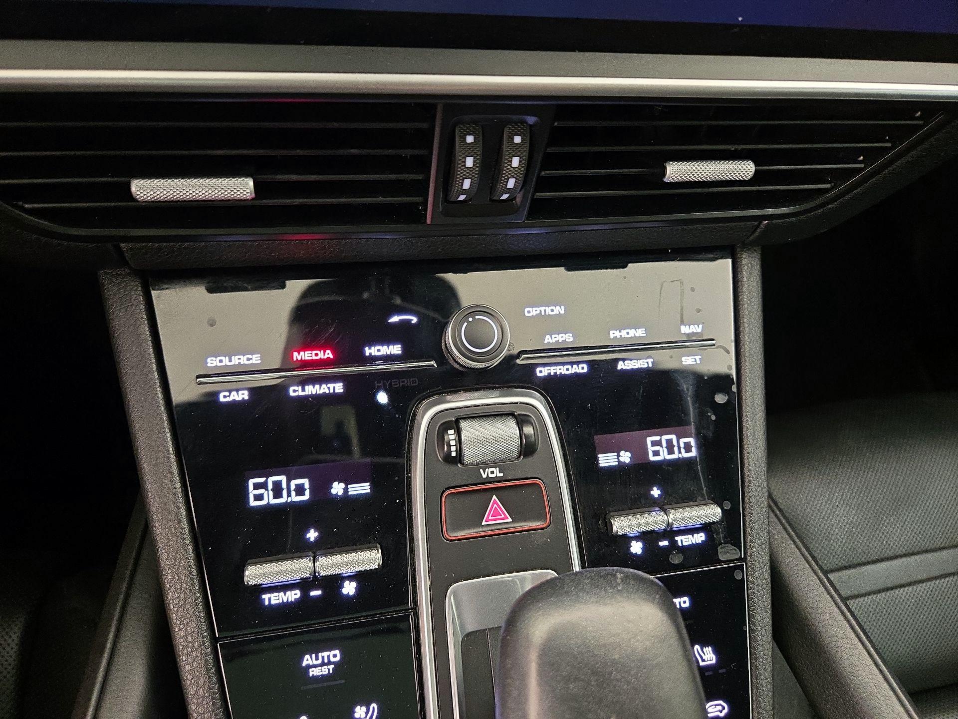 Thumbnail: 2020 Porsche Cayenne - 17