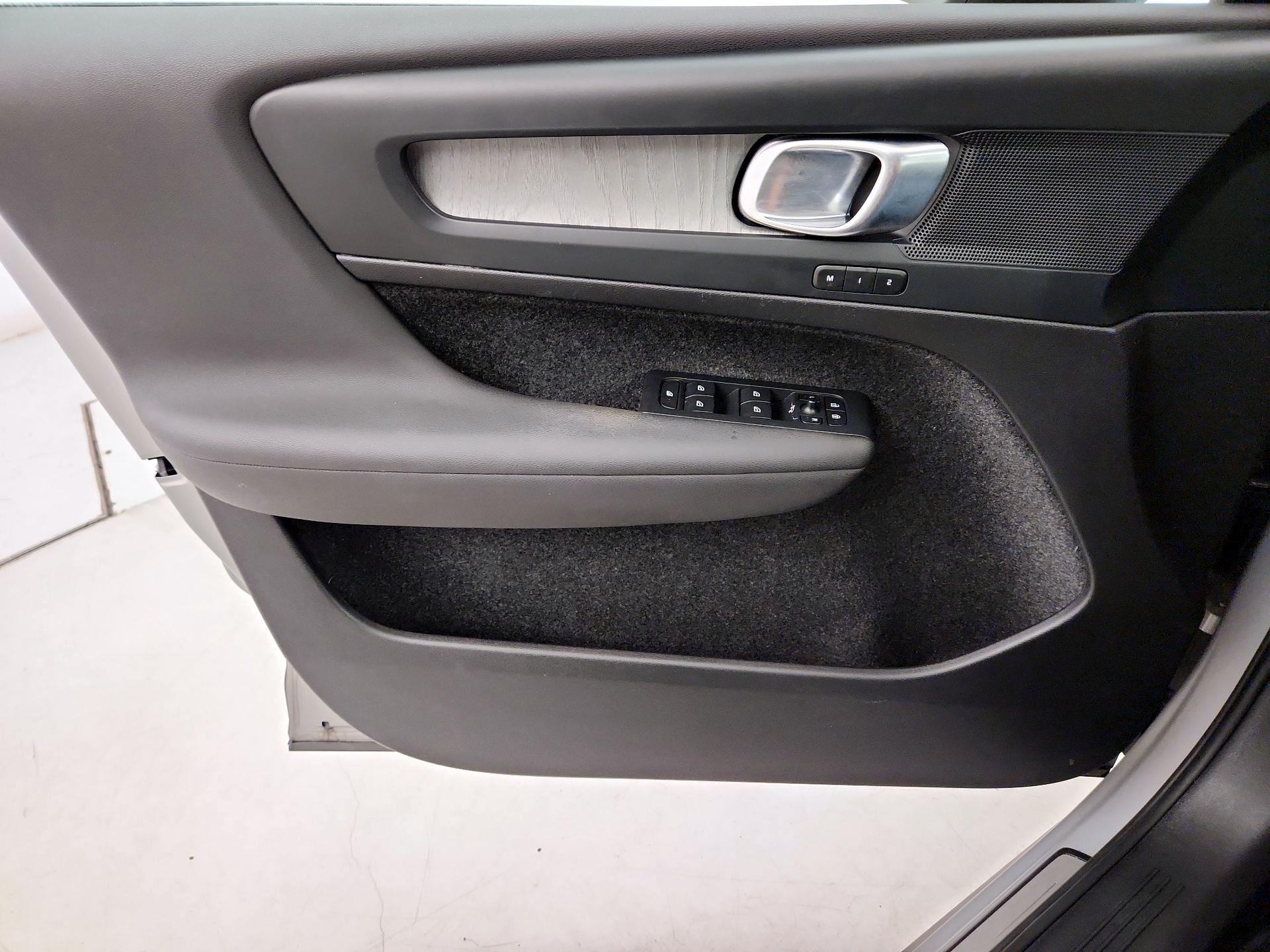 Thumbnail: 2023 Volvo XC40 - 12