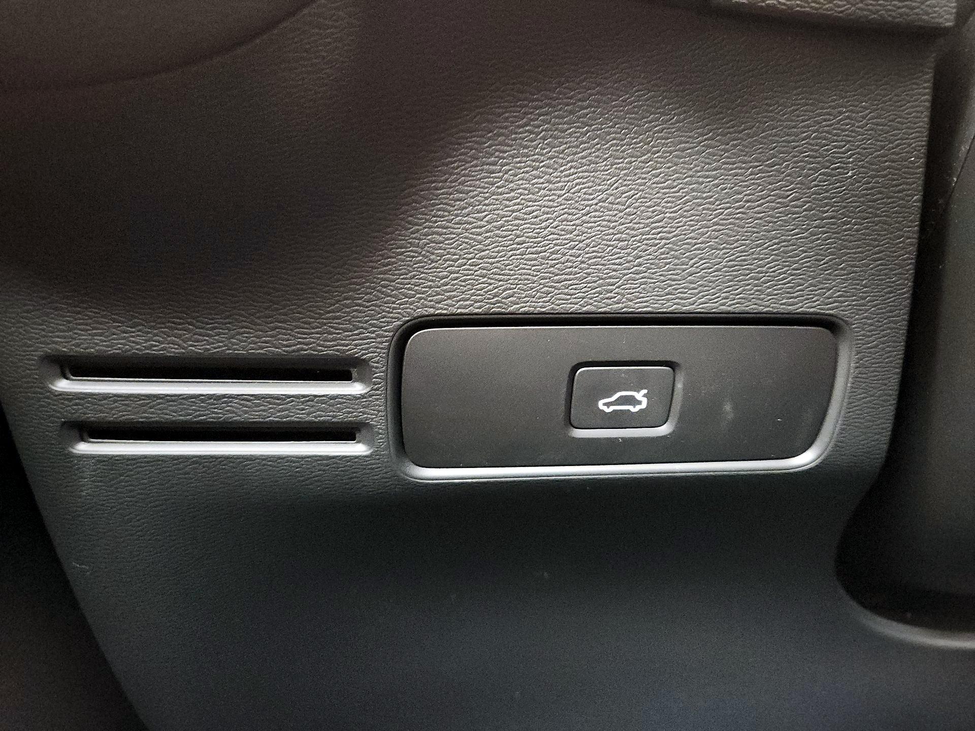 Thumbnail: 2023 Volvo XC40 - 13