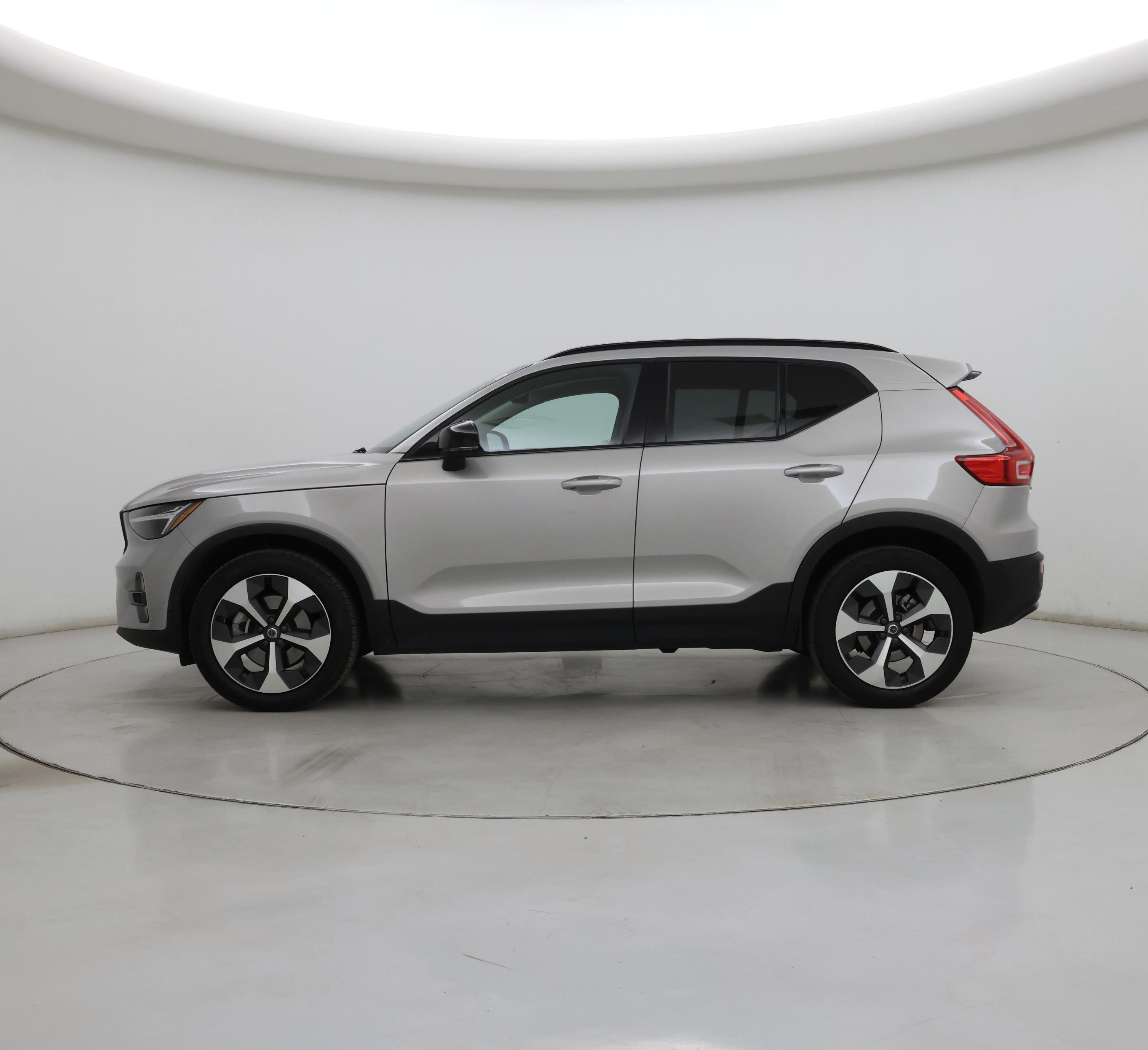 Thumbnail: 2023 Volvo XC40 - 3
