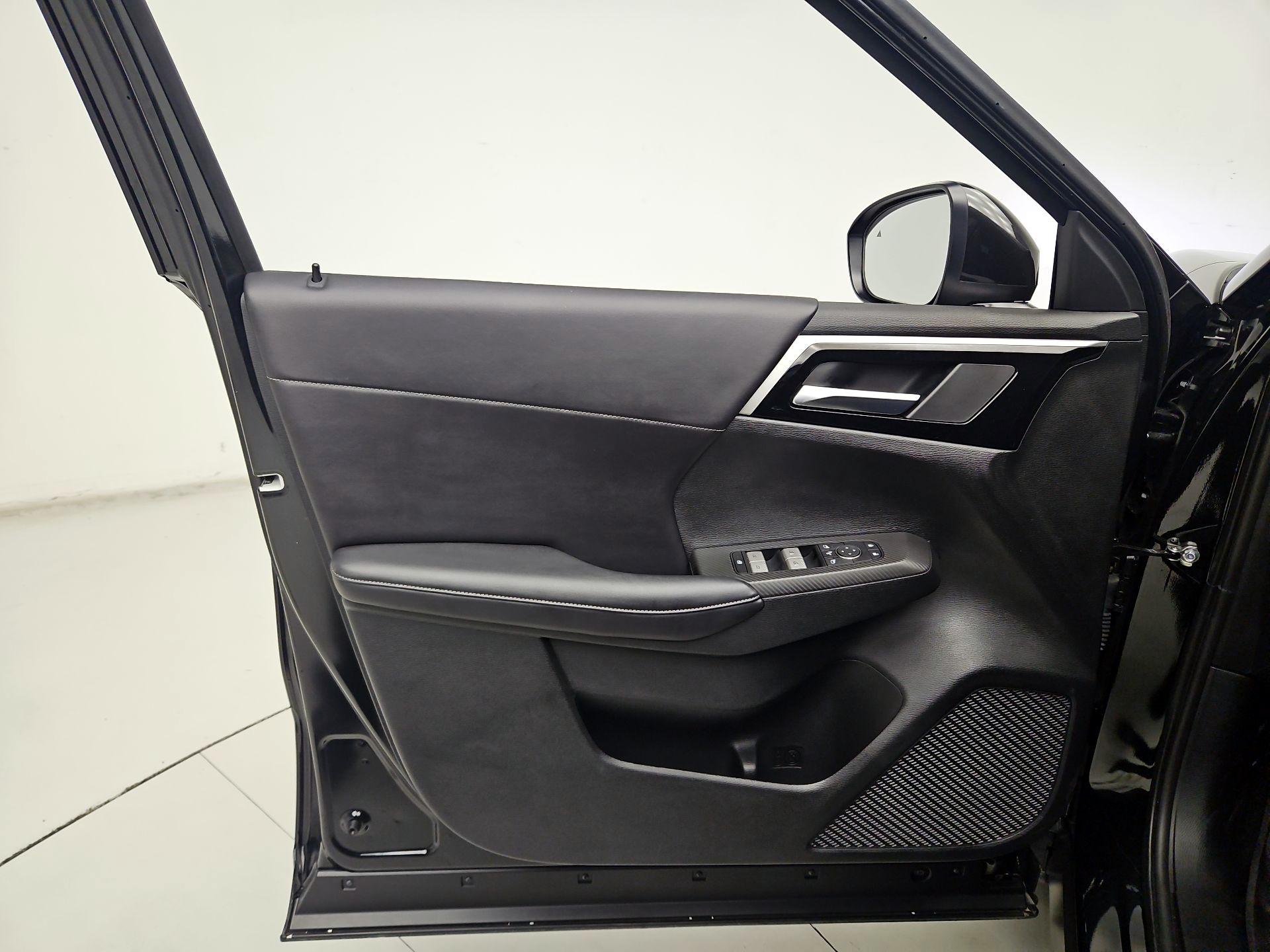 Thumbnail: 2024 Mitsubishi Outlander - 12