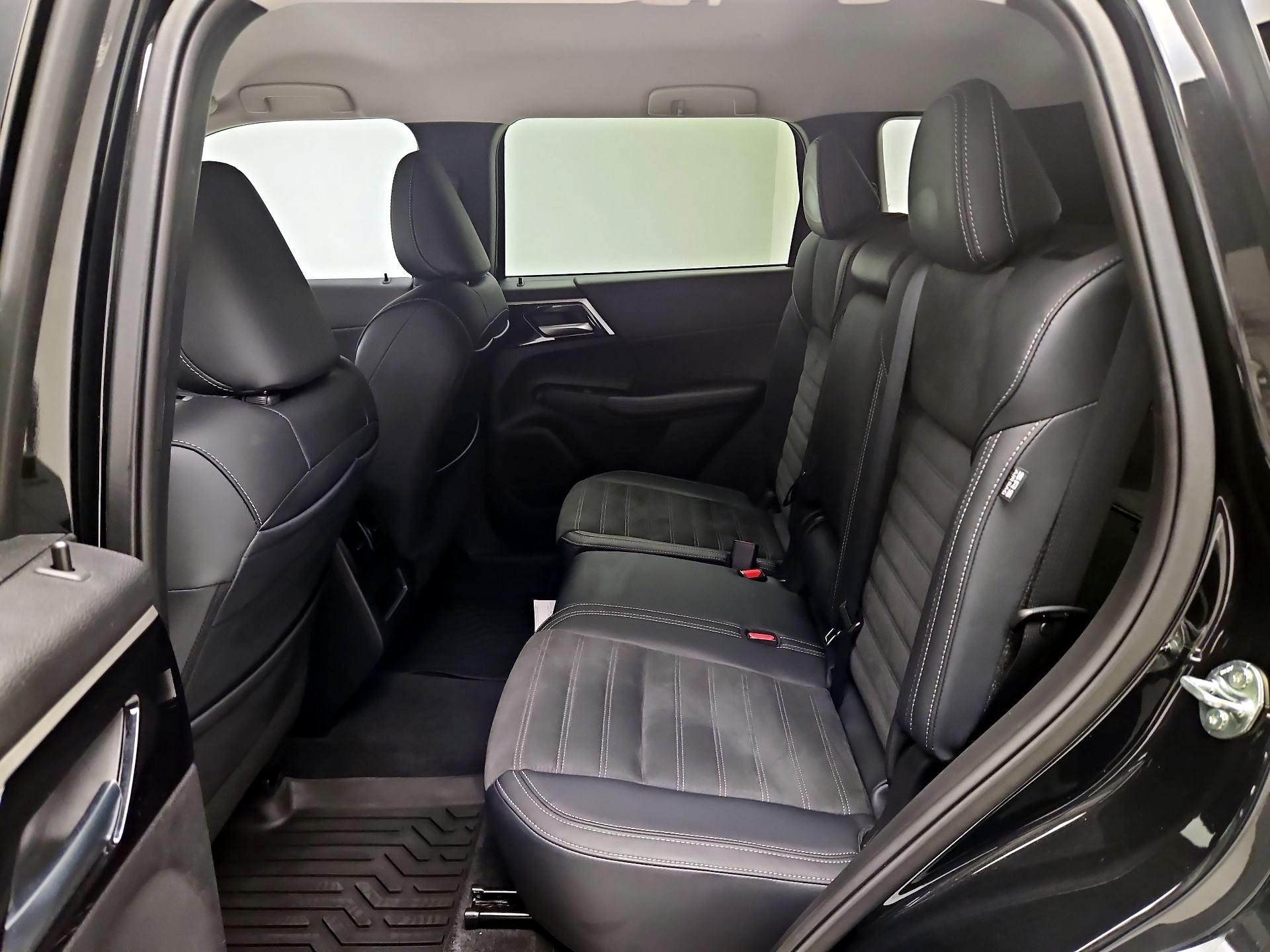 Thumbnail: 2024 Mitsubishi Outlander - 16