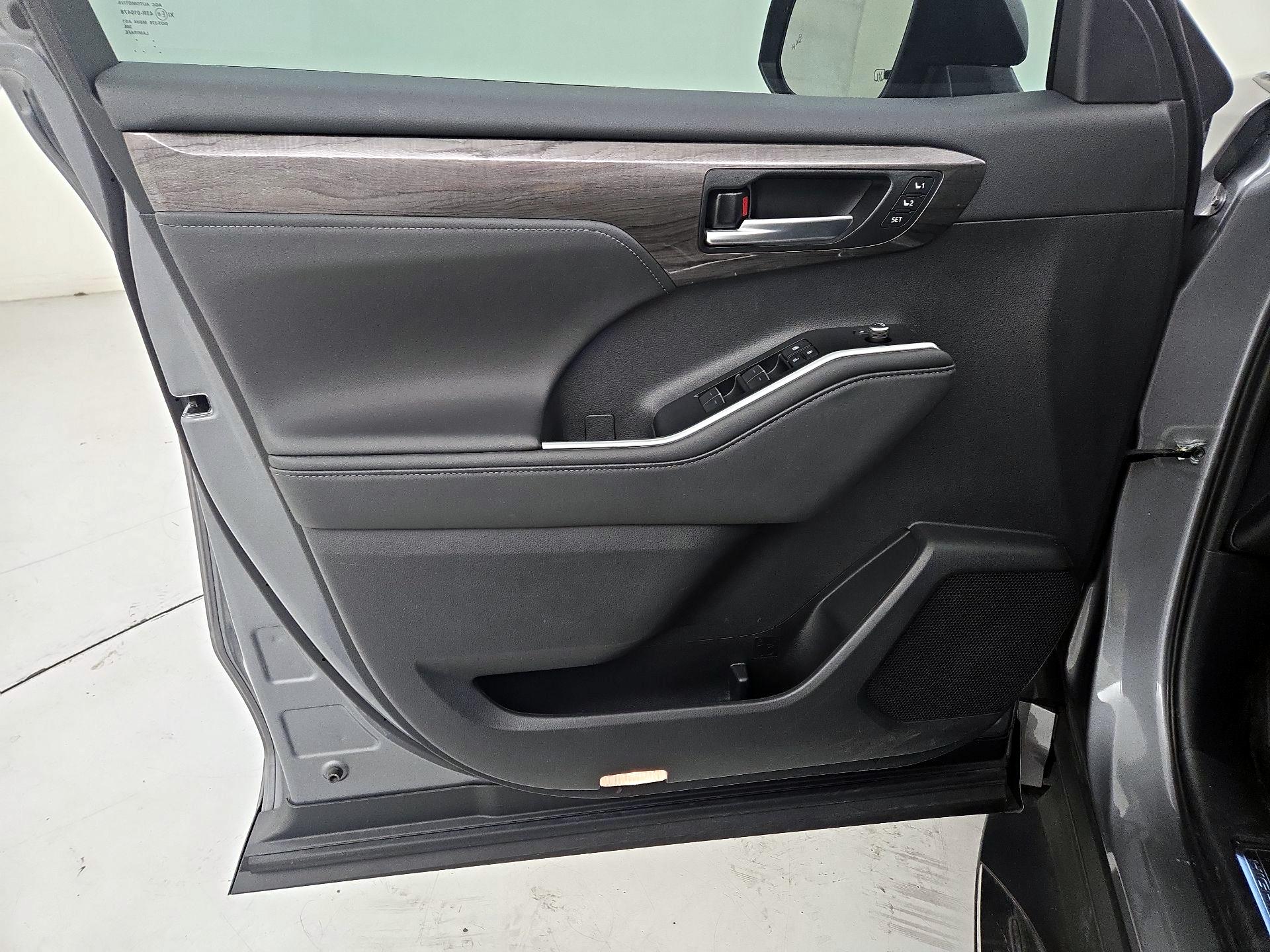 Thumbnail: 2025 Toyota Highlander - 12