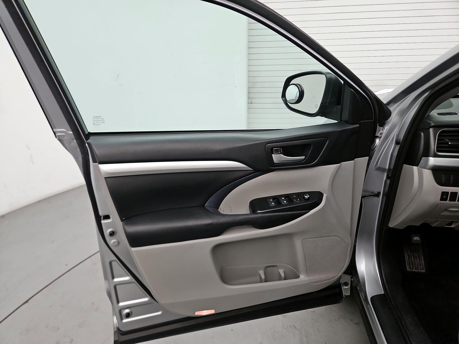 Thumbnail: 2016 Toyota Highlander - 12