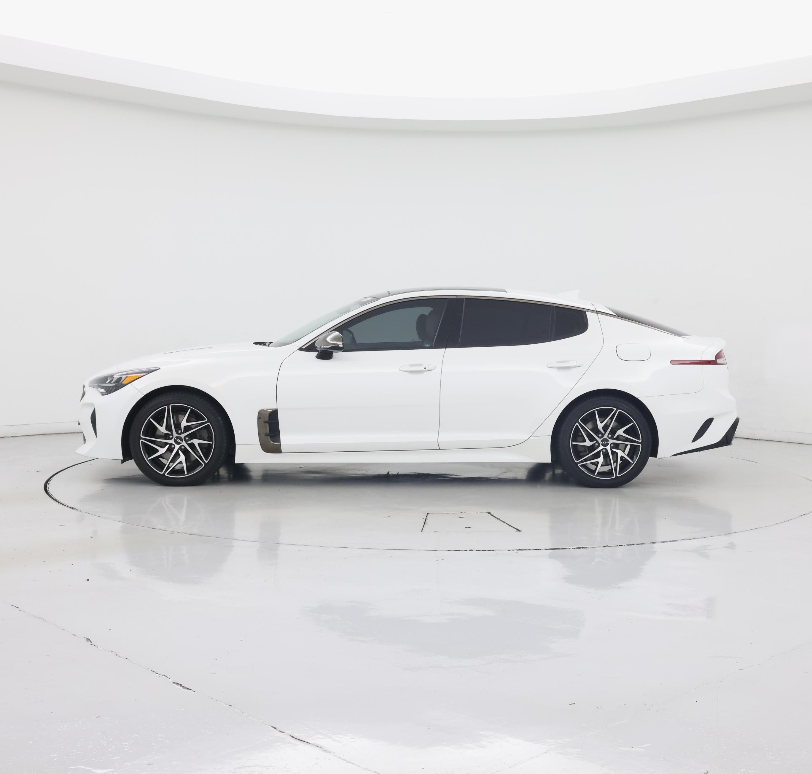 Thumbnail: 2022 Kia Stinger - 3