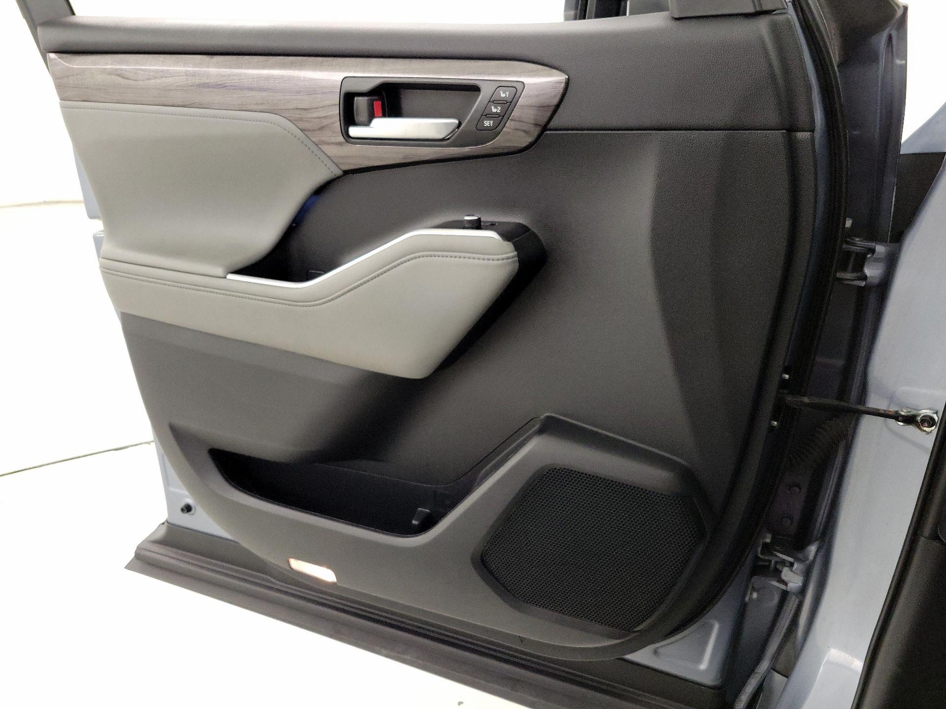 Thumbnail: 2023 Toyota Highlander - 12