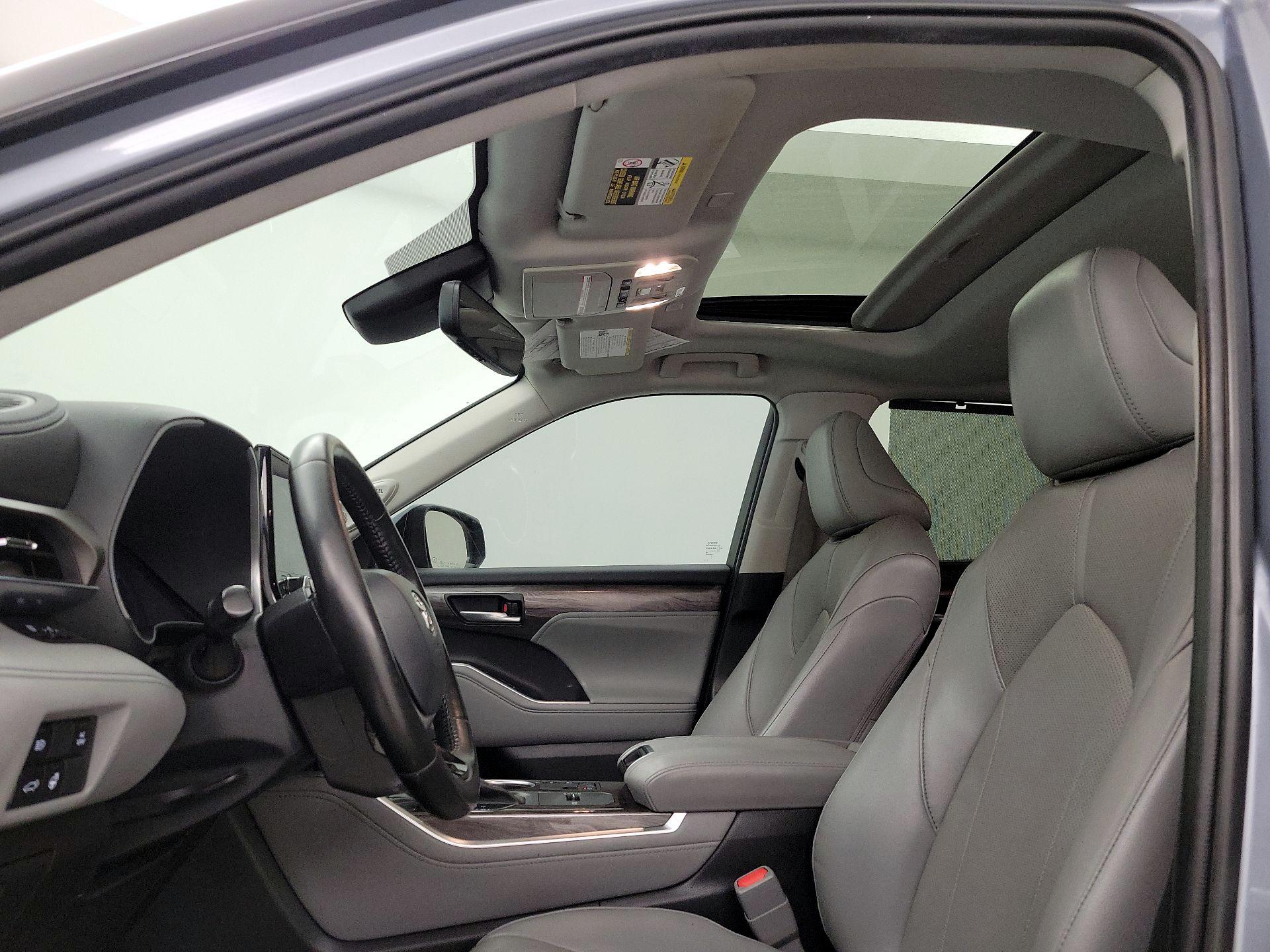 Thumbnail: 2023 Toyota Highlander - 18