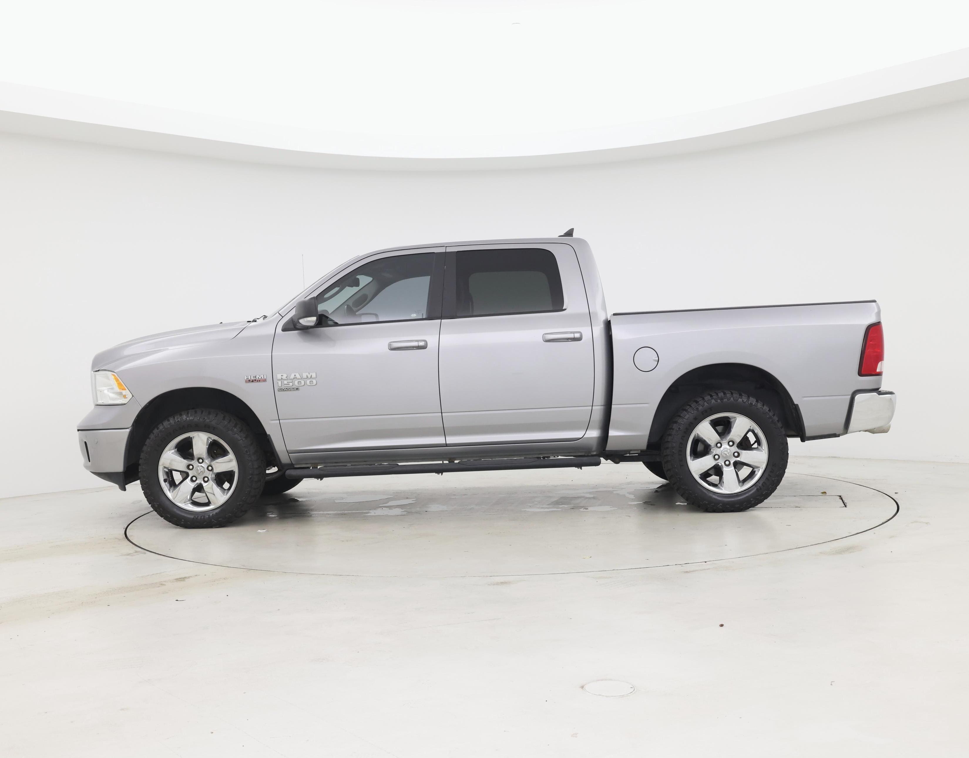 Thumbnail: 2019 RAM 1500 Classic - 3