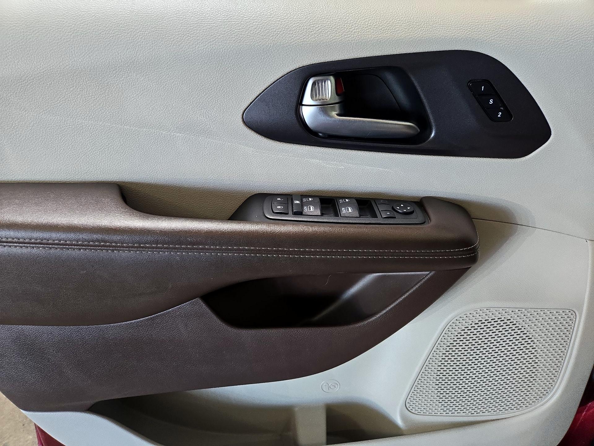 Thumbnail: 2020 Chrysler Pacifica - 12