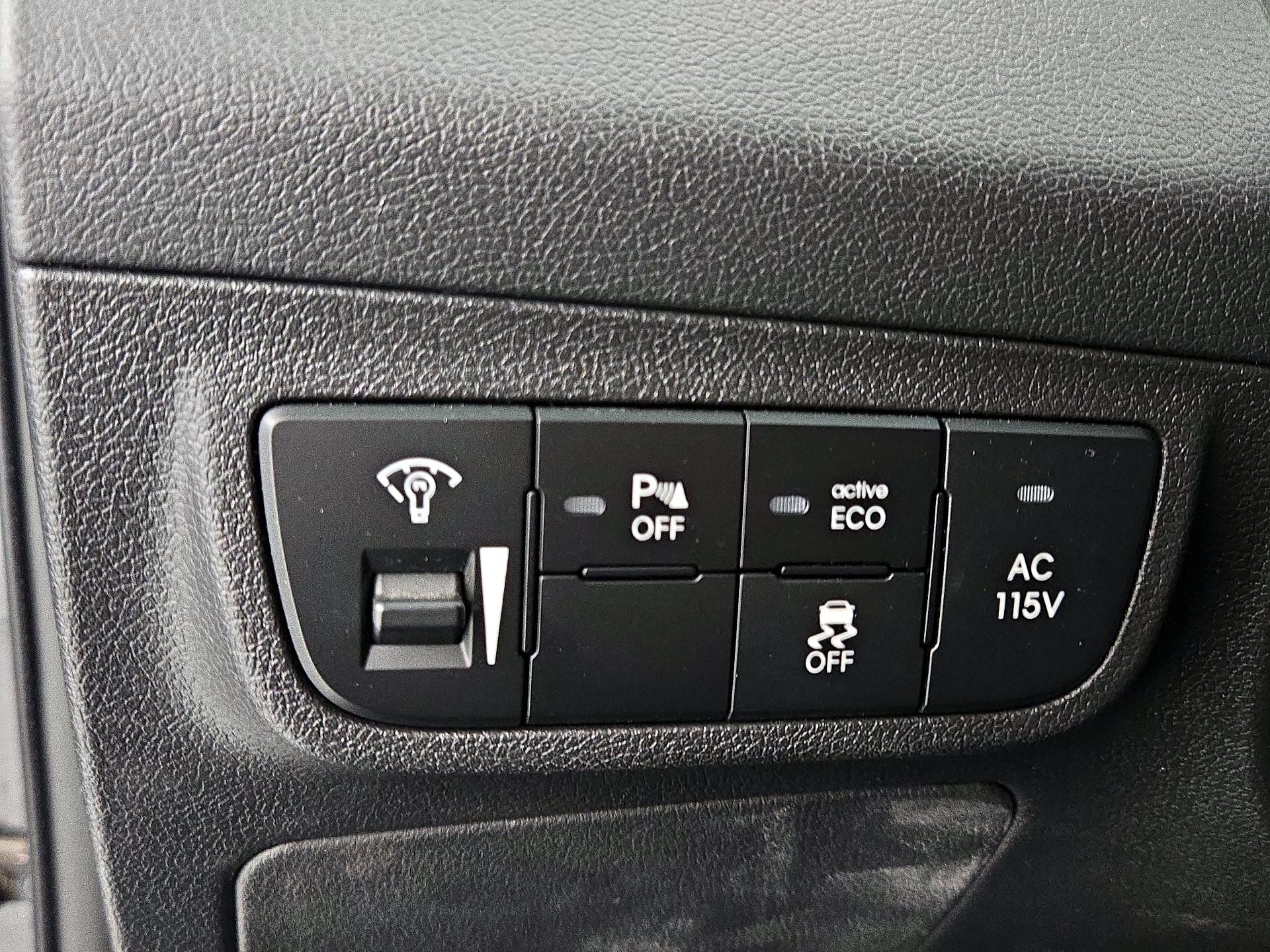 Thumbnail: 2016 Hyundai Veloster - 13