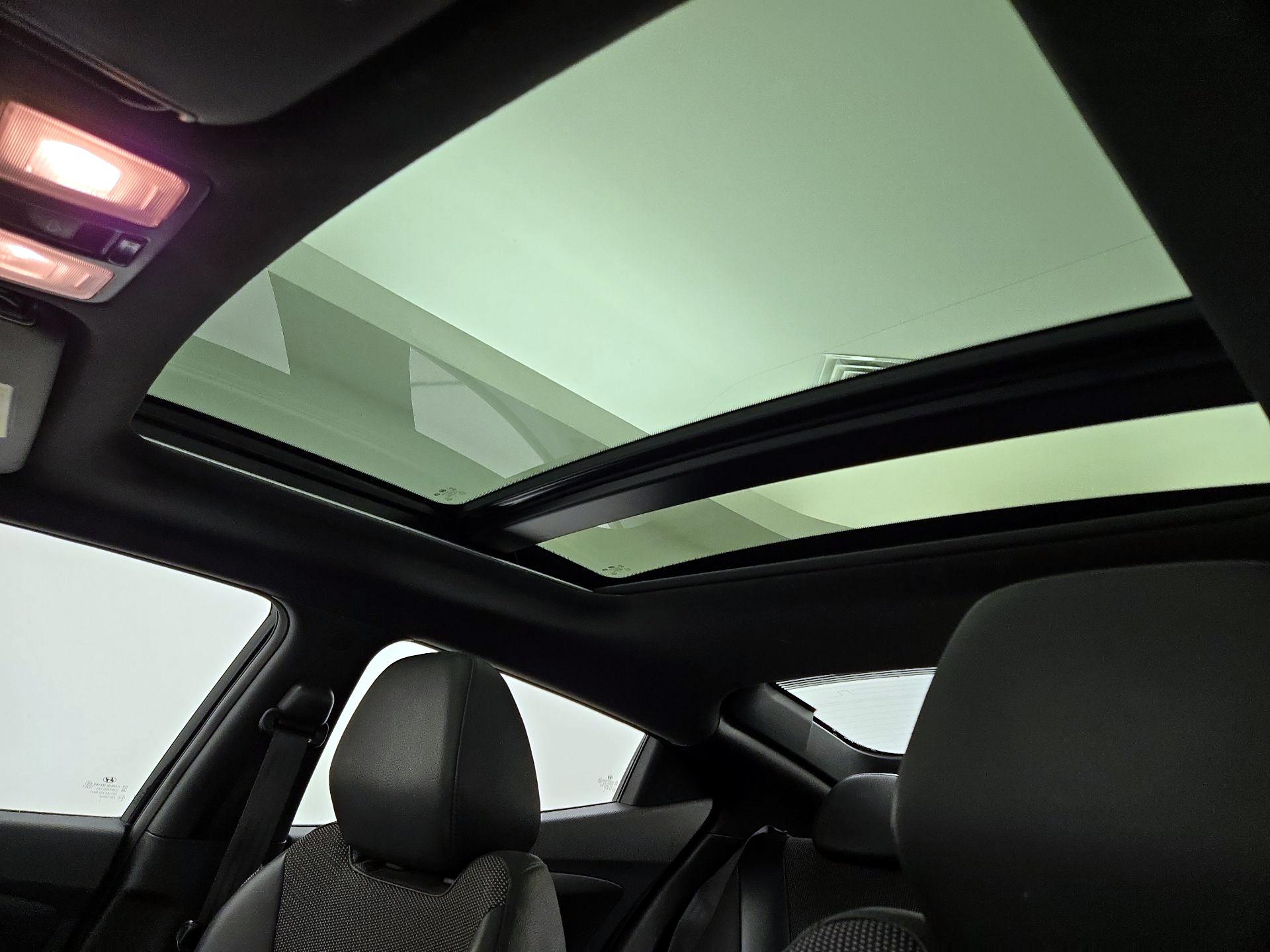 Thumbnail: 2016 Hyundai Veloster - 20