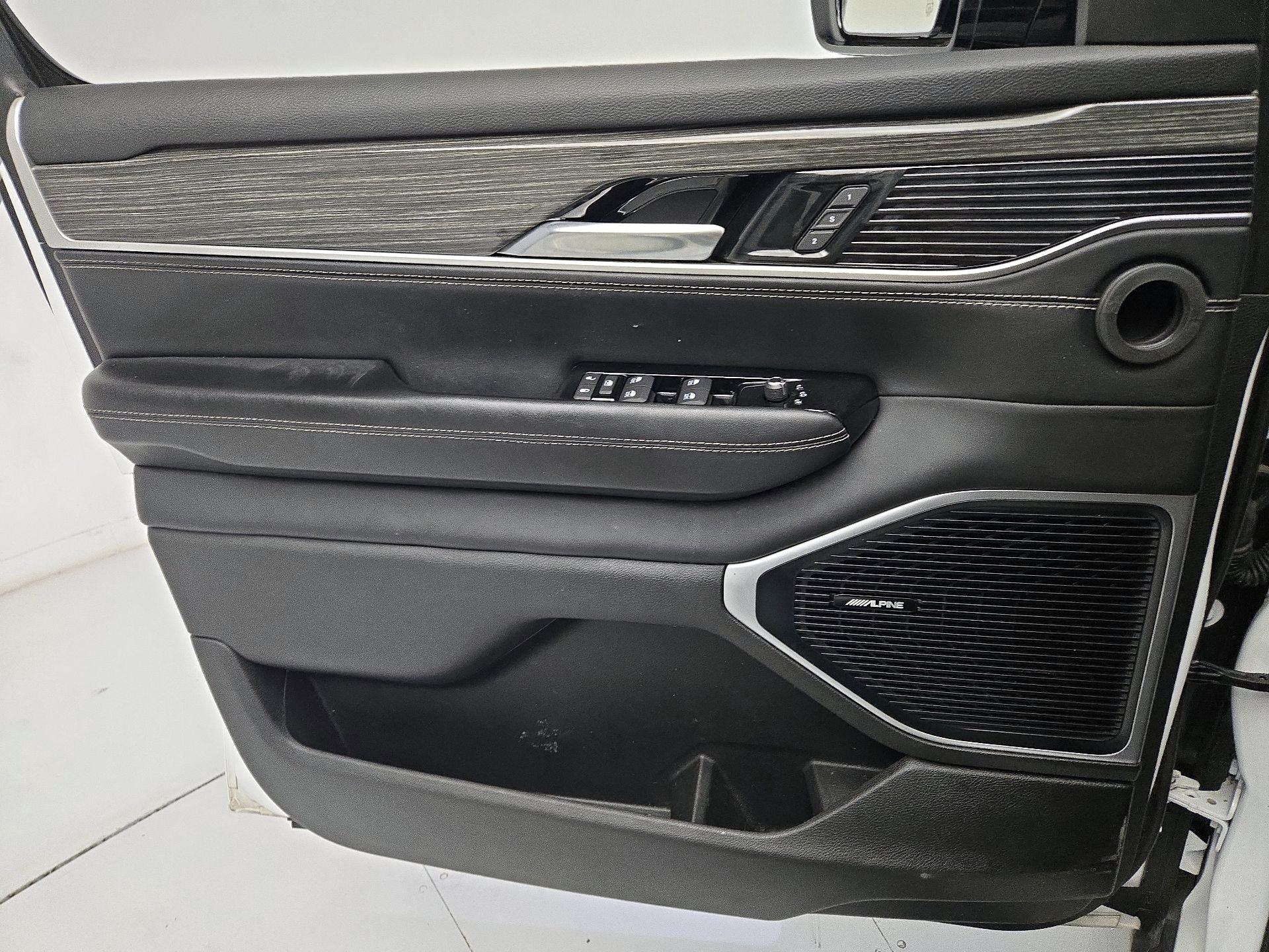 Thumbnail: 2022 Jeep Wagoneer - 12