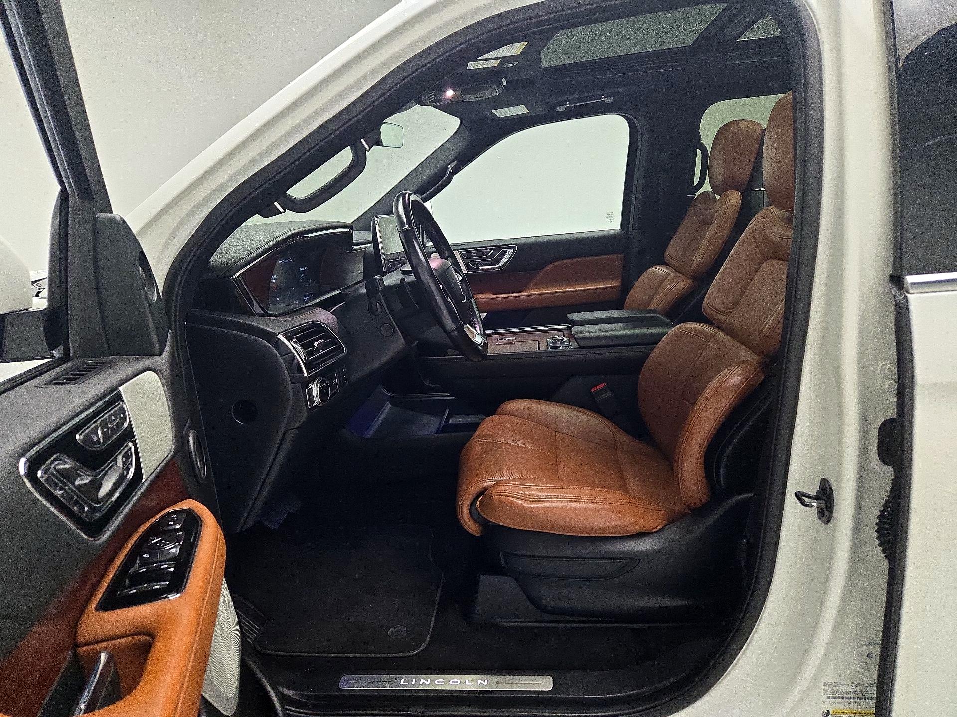 Thumbnail: 2021 Lincoln Navigator L - 11