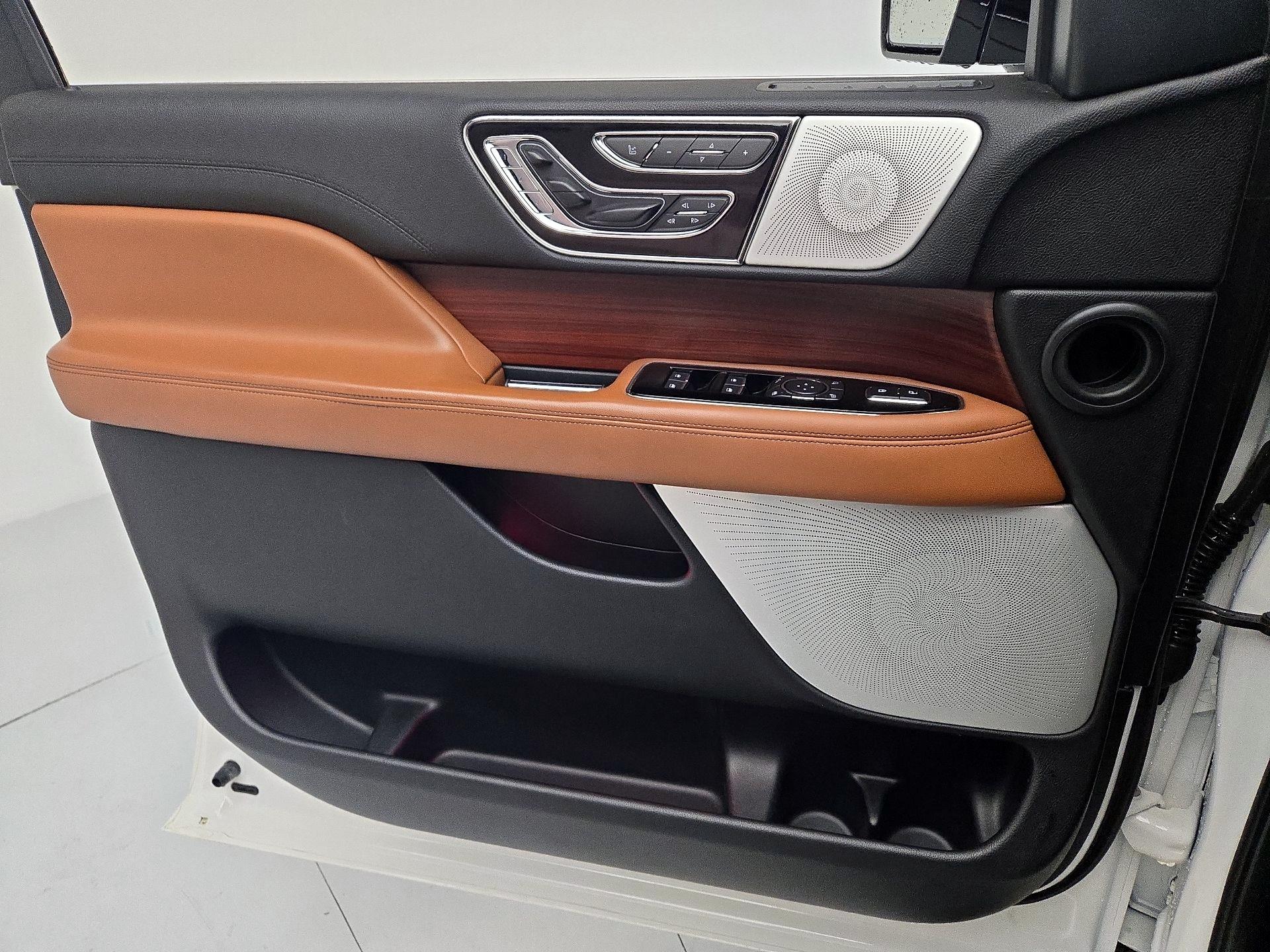 Thumbnail: 2021 Lincoln Navigator L - 12