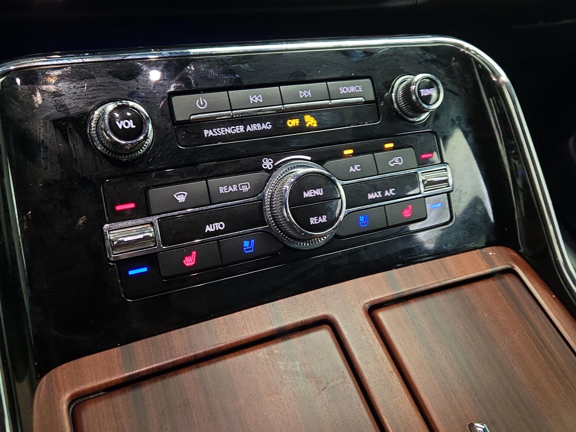 Thumbnail: 2021 Lincoln Navigator L - 17