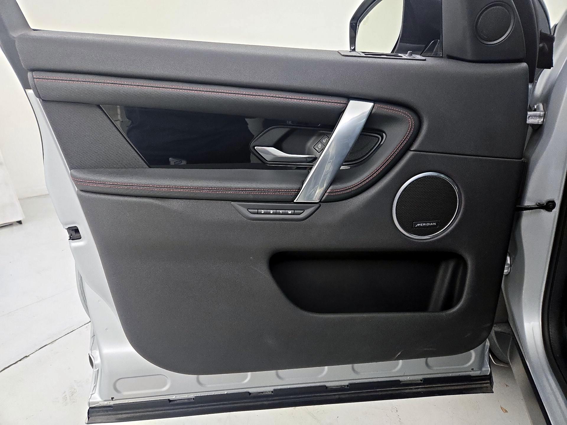 Thumbnail: 2020 Land Rover Discovery Sport - 12