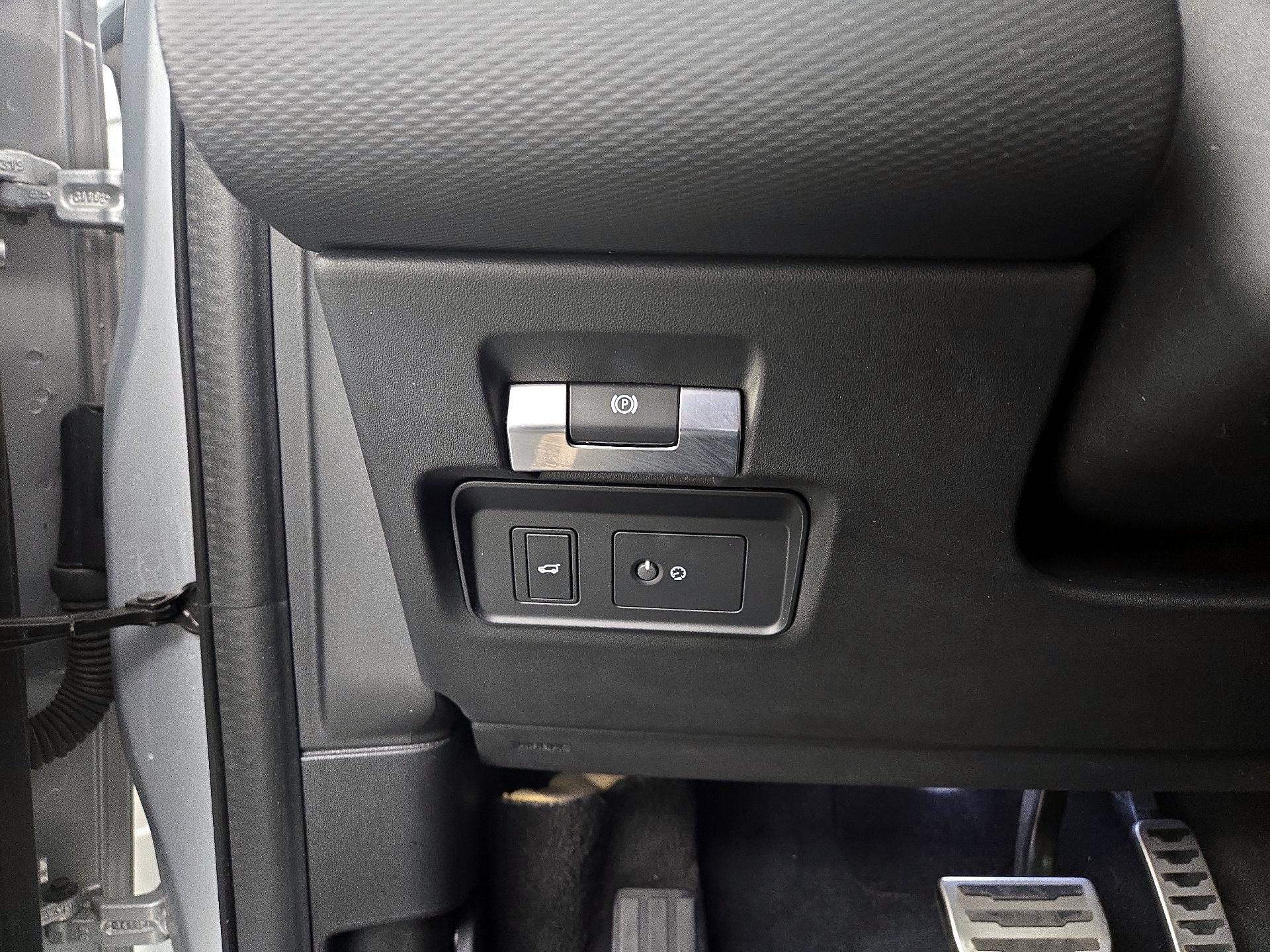 Thumbnail: 2020 Land Rover Discovery Sport - 13