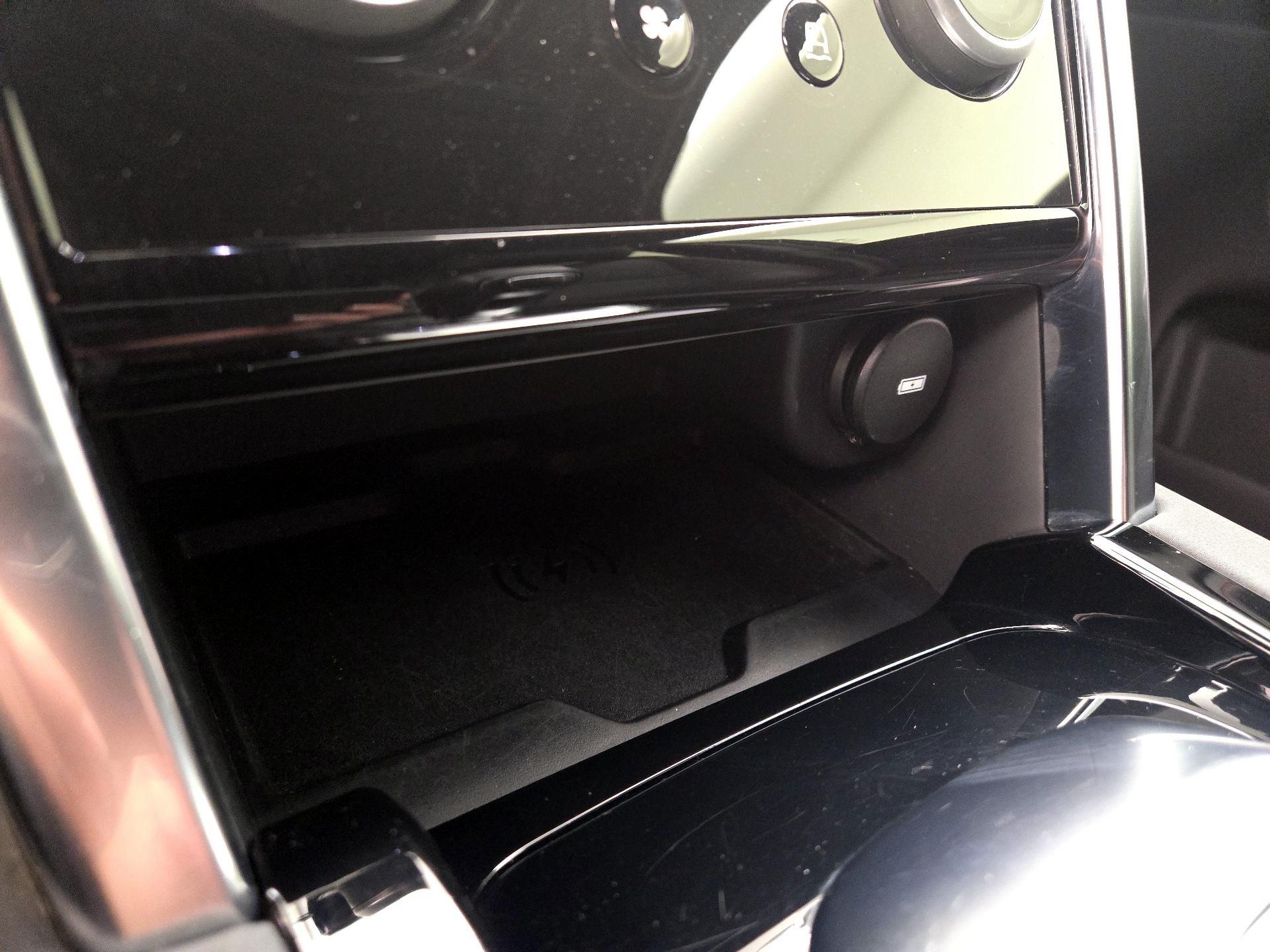 Thumbnail: 2020 Land Rover Discovery Sport - 19